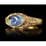 AN EARLY ISLAMIC SAPPHIRE SET GOLD RING, 10TH-11TH CENTURY