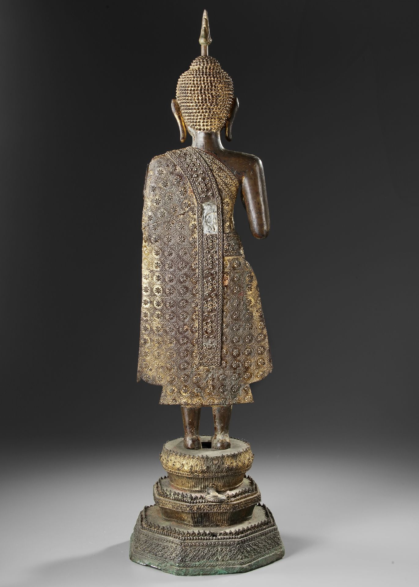 A GILT BRONZE STANDING FIGURE OF A BUDDHA, LATE 19TH CENTURY - Bild 4 aus 5