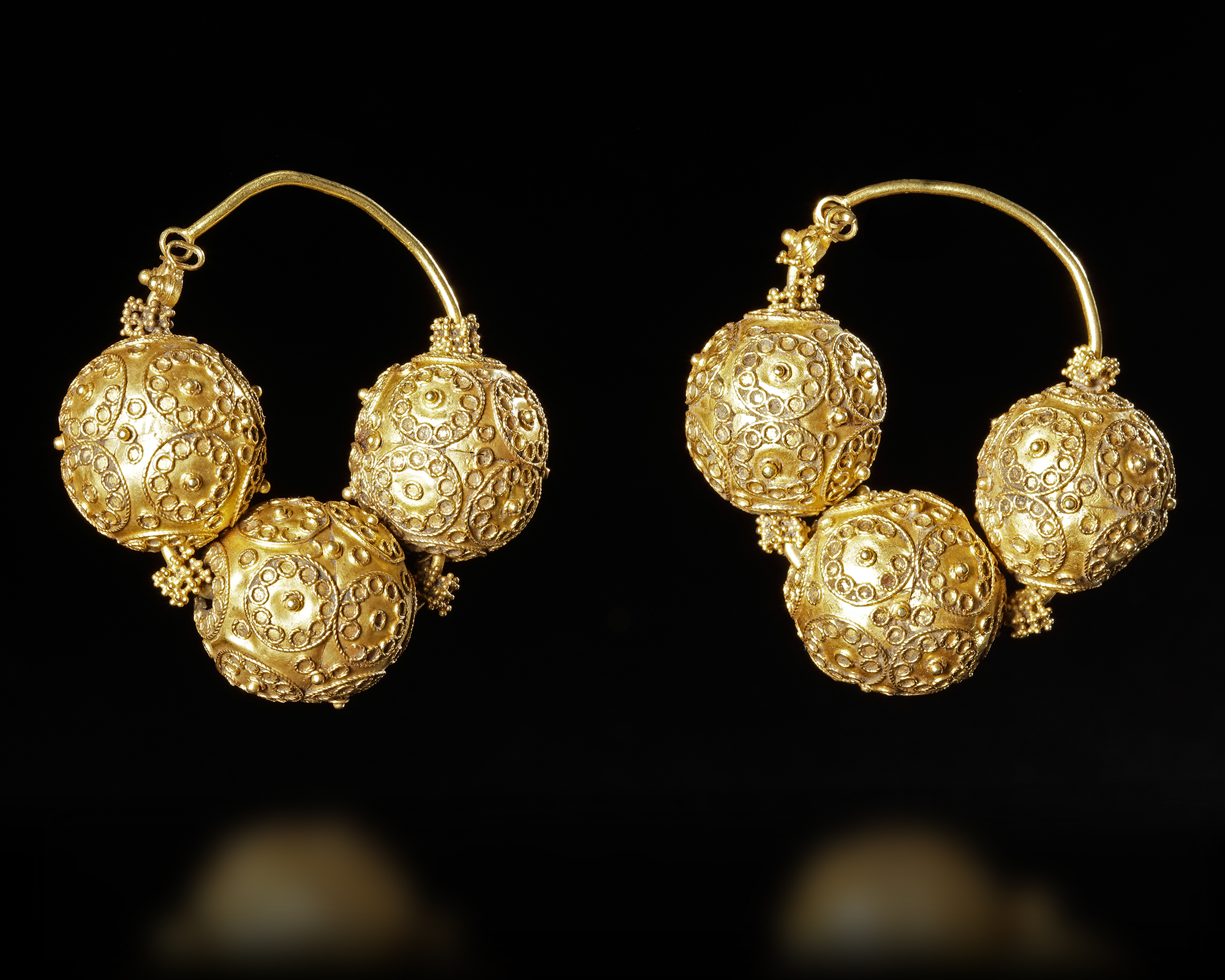 A PAIR OF EARLY ISLAMIC GOLD EARRINGS, 12TH CENTURY