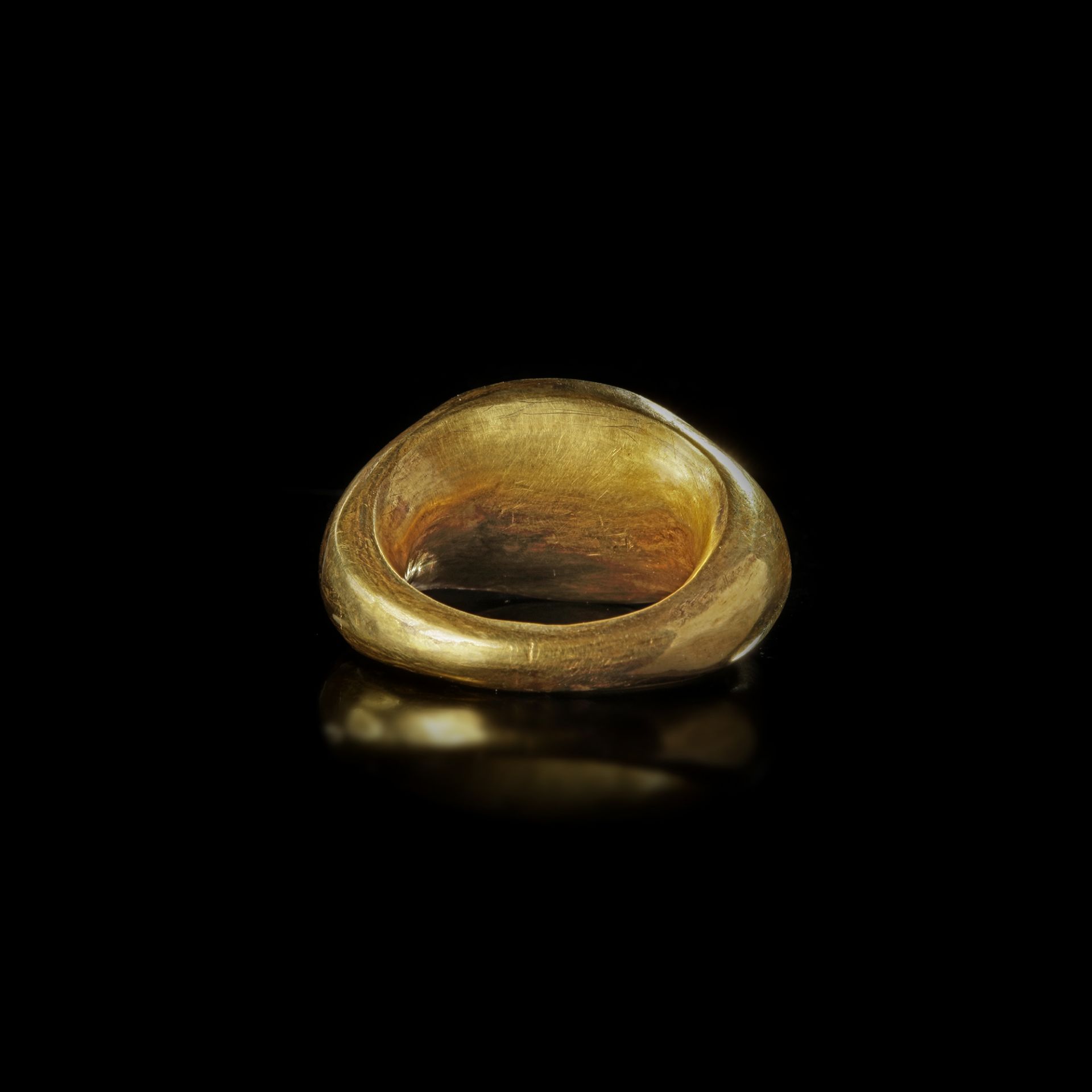 A LARGE ROMAN GOLD RING WITH A BLACK JASPER INTAGLIO OF MINERVA/ATHENA, 1ST CENTURY AD - Bild 3 aus 5