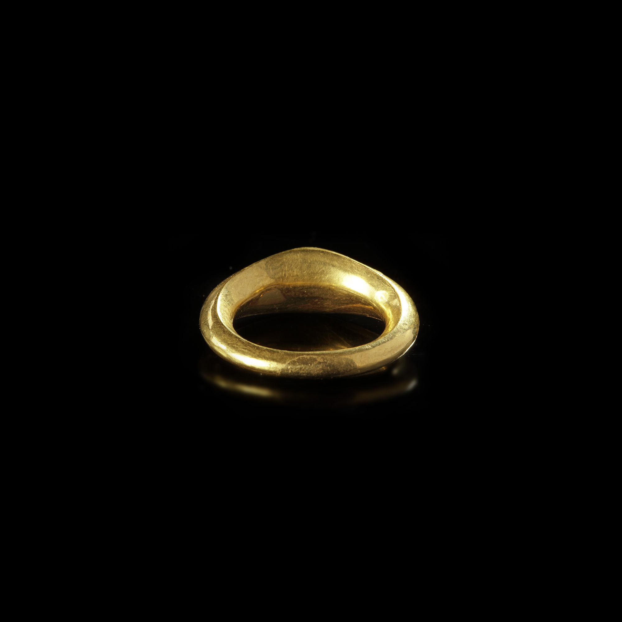 A ROMAN GOLD RING WITH AN INTAGLIO OF A HORSE, 1ST CENTURY AD - Image 3 of 3