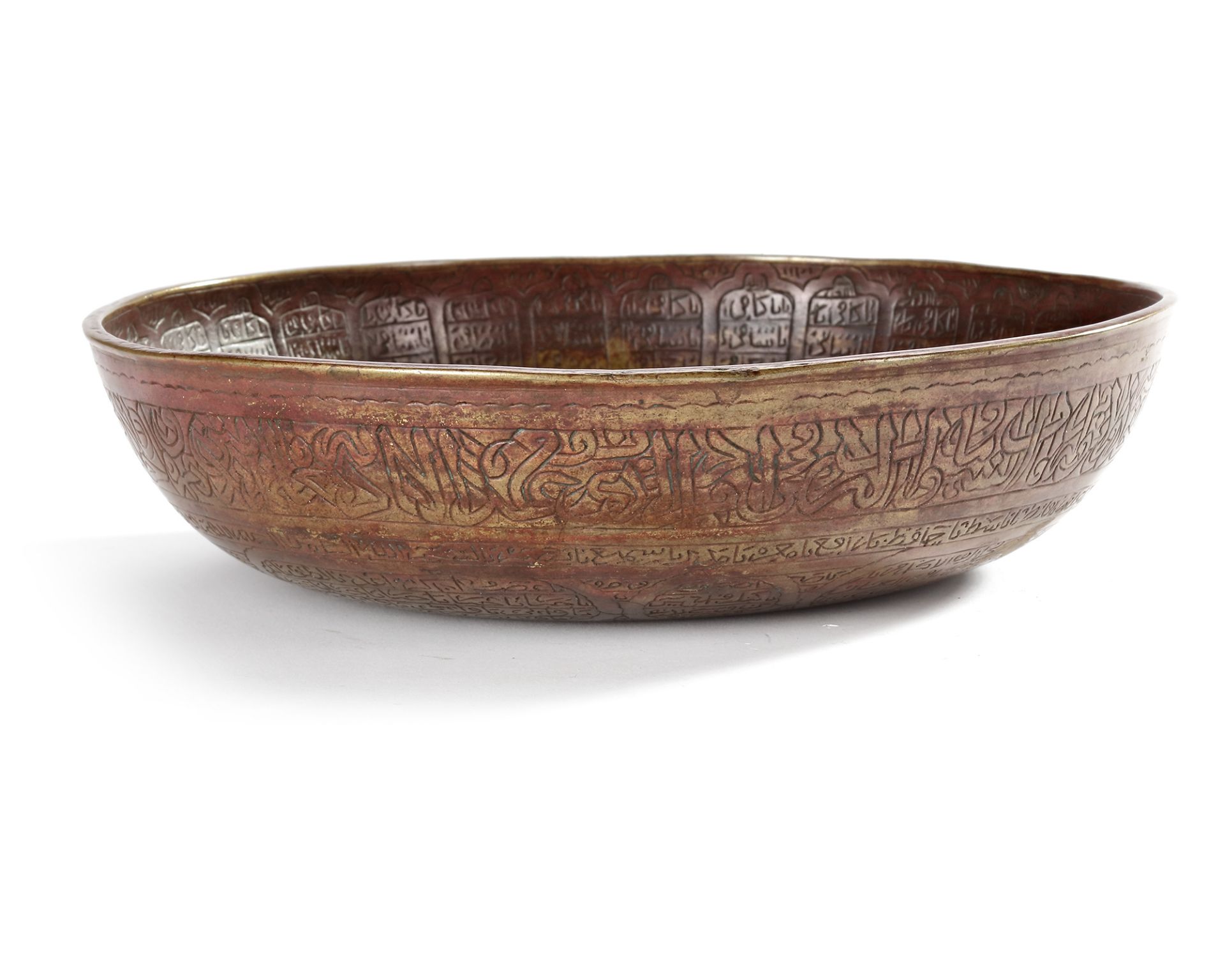 A MUGHAL ENGRAVED BRASS TALISMANIC BOWL, 18TH CENTURY - Bild 2 aus 4