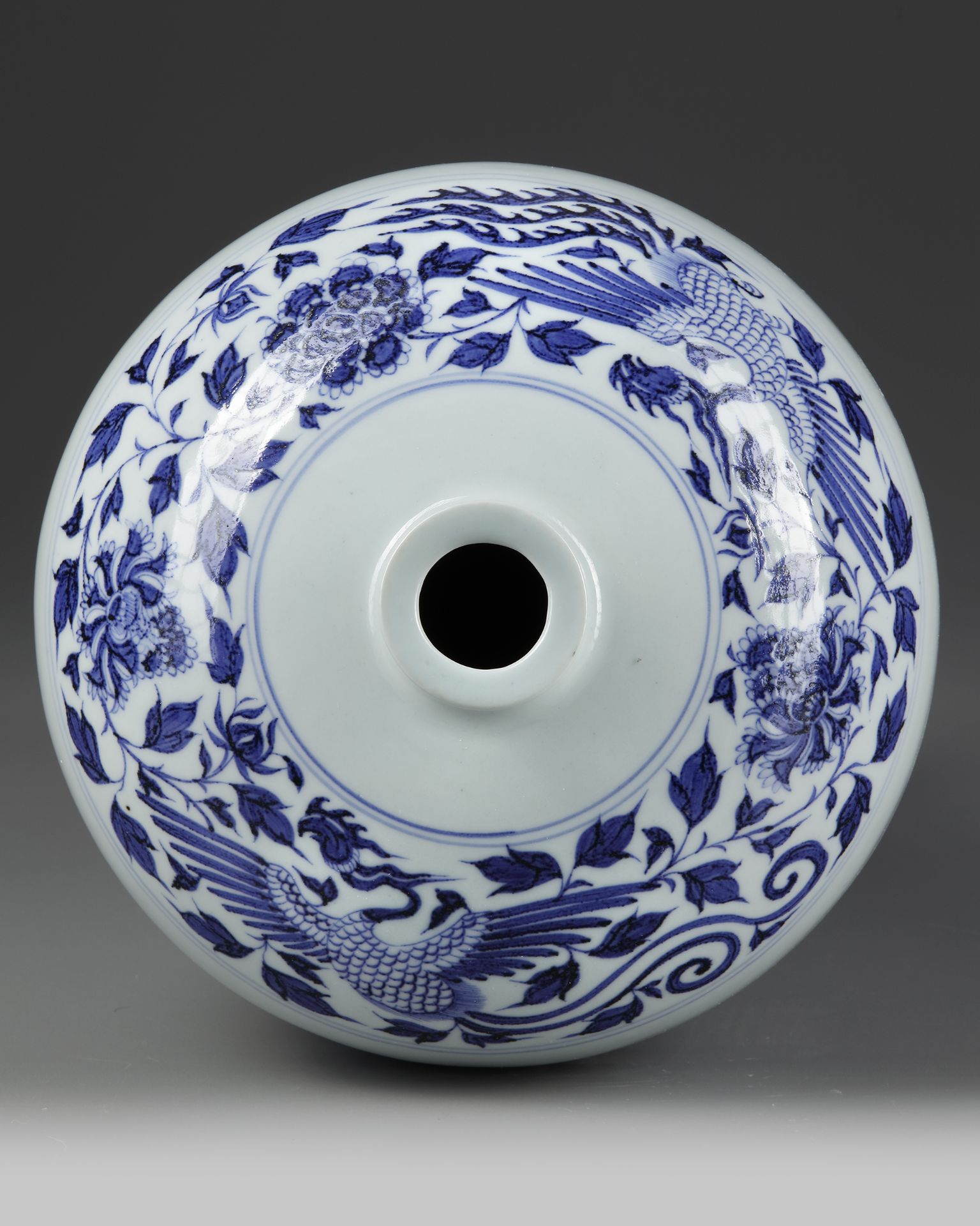 A LARGE CHINESE BLUE AND WHITE MEIPING VASE, YUAN DYNASTY (1271-1368) OR LATER - Bild 3 aus 4