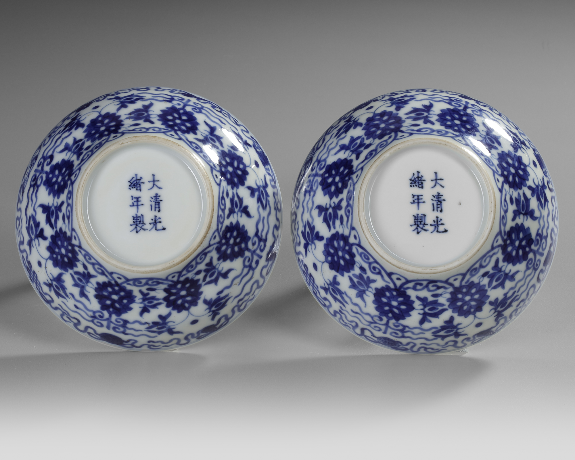 A PAIR OF CHINESE BLUE AND WHITE OGEE BOWLS, QING DYNASTY (1644–1911) - Image 3 of 4