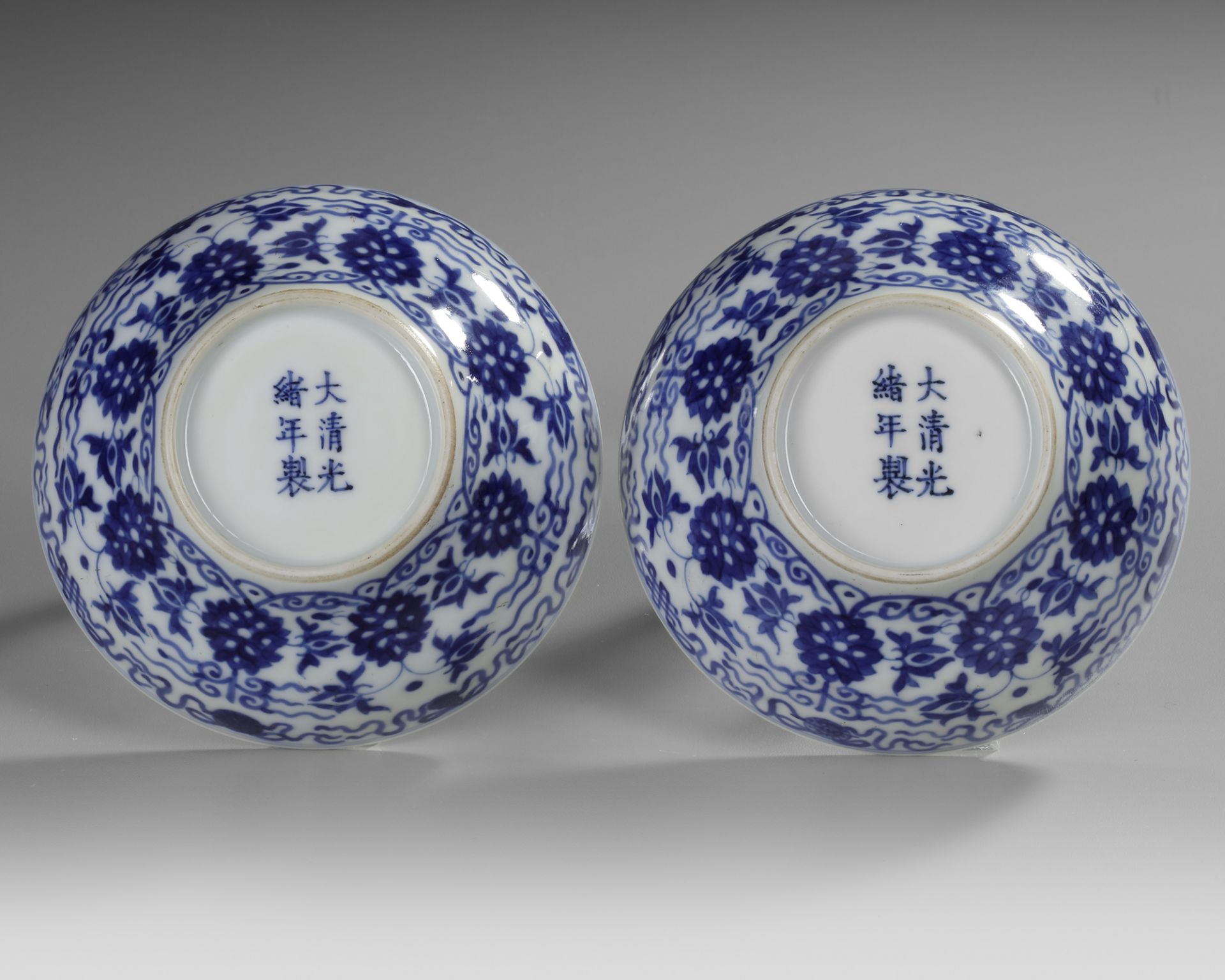 A PAIR OF CHINESE BLUE AND WHITE OGEE BOWLS, QING DYNASTY (1644–1911) - Bild 3 aus 4