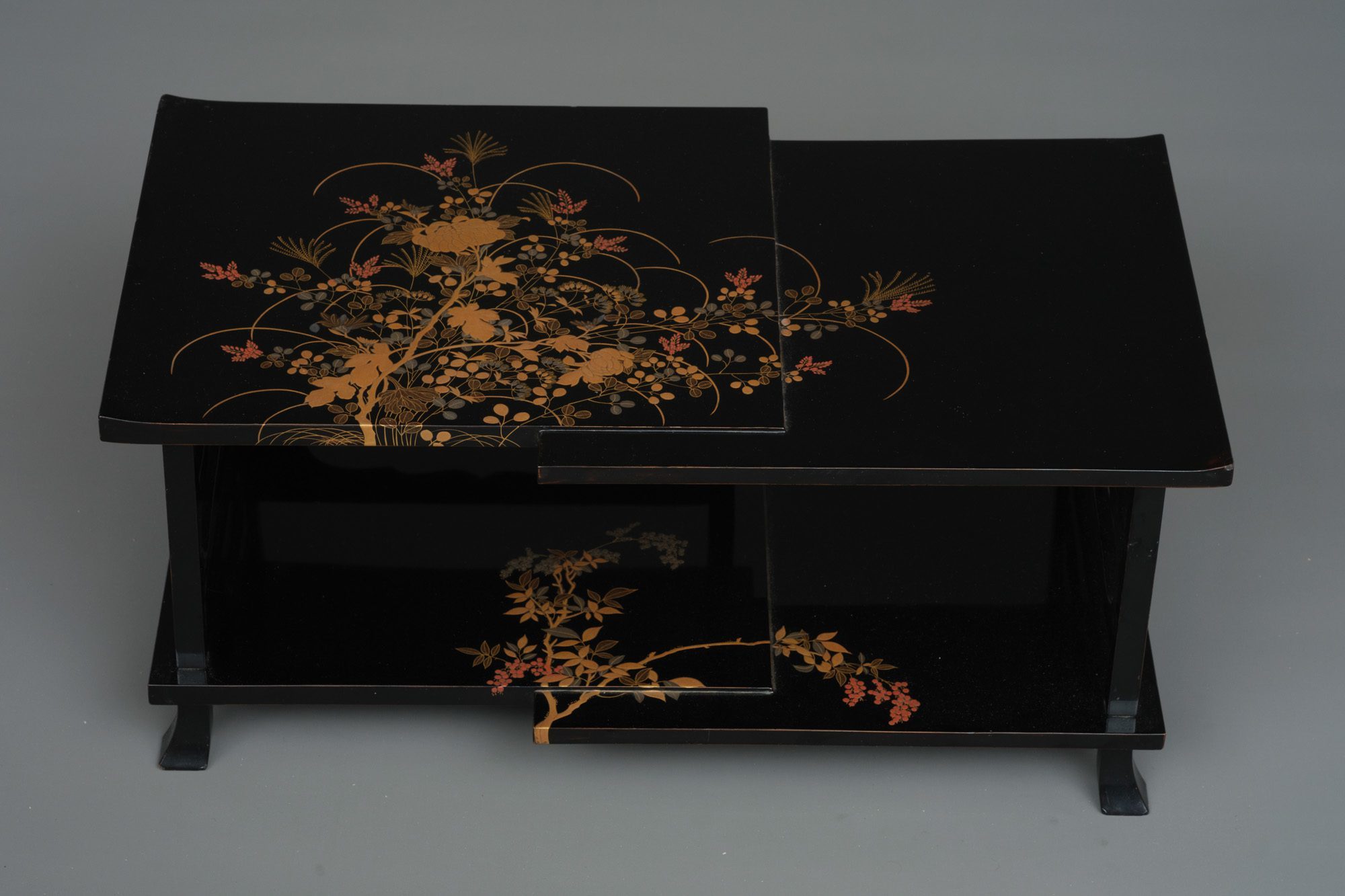 A JAPANESE LACQUER LOW TWO-TIERED DISPLAY TABLE, 1912-1926 (TAISHO PERIOD) - Image 8 of 15