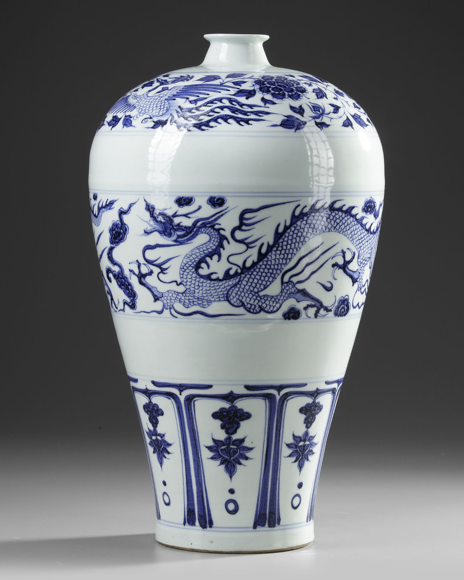 A LARGE CHINESE BLUE AND WHITE MEIPING VASE, YUAN DYNASTY (1271-1368) OR LATER - Bild 2 aus 4