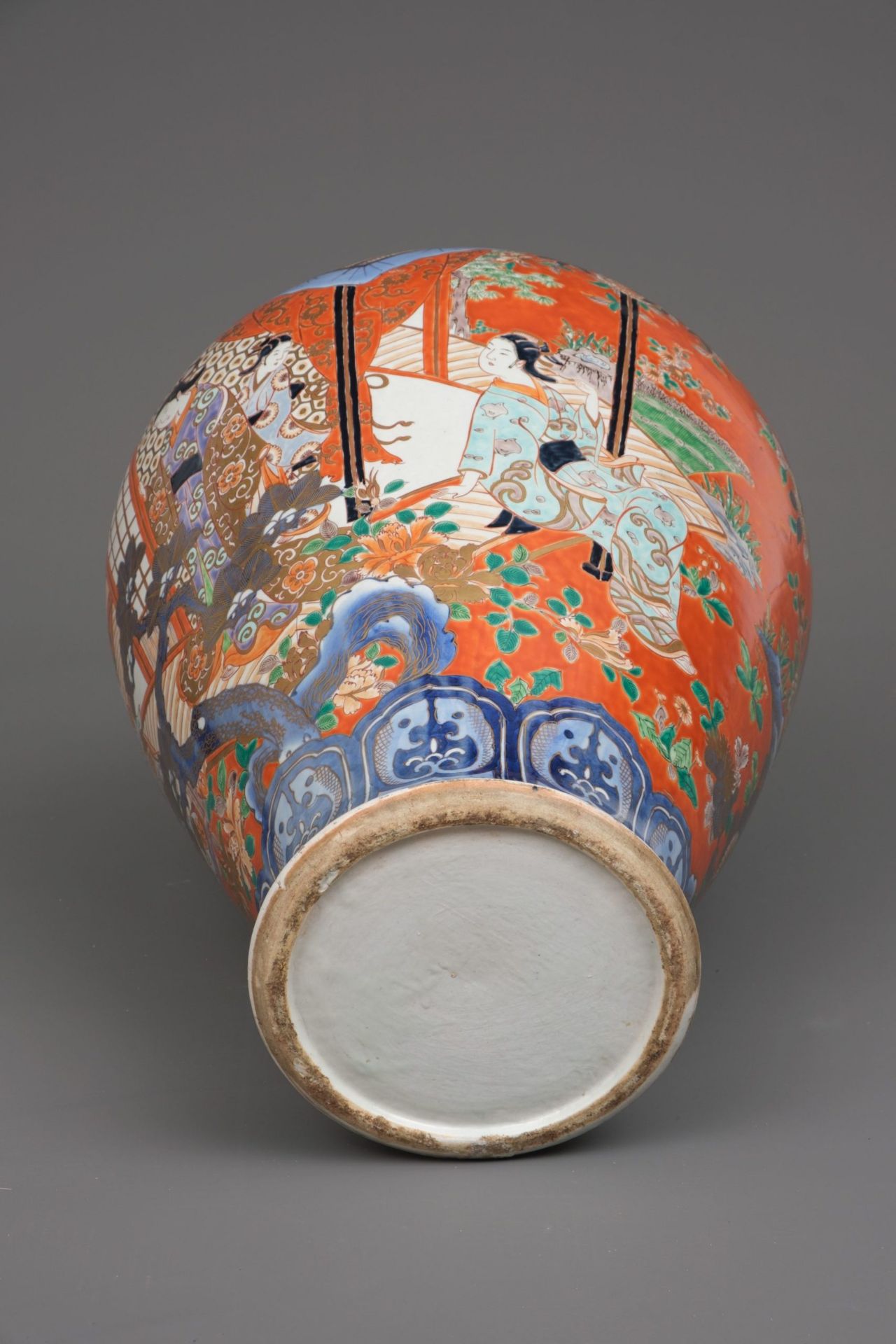 A LARGE JAPANESE IMARI-VERTE PORCELAIN VASE, SECOND HALF 19TH CENTURY (EARLY MEIJI PERIOD) - Bild 4 aus 6