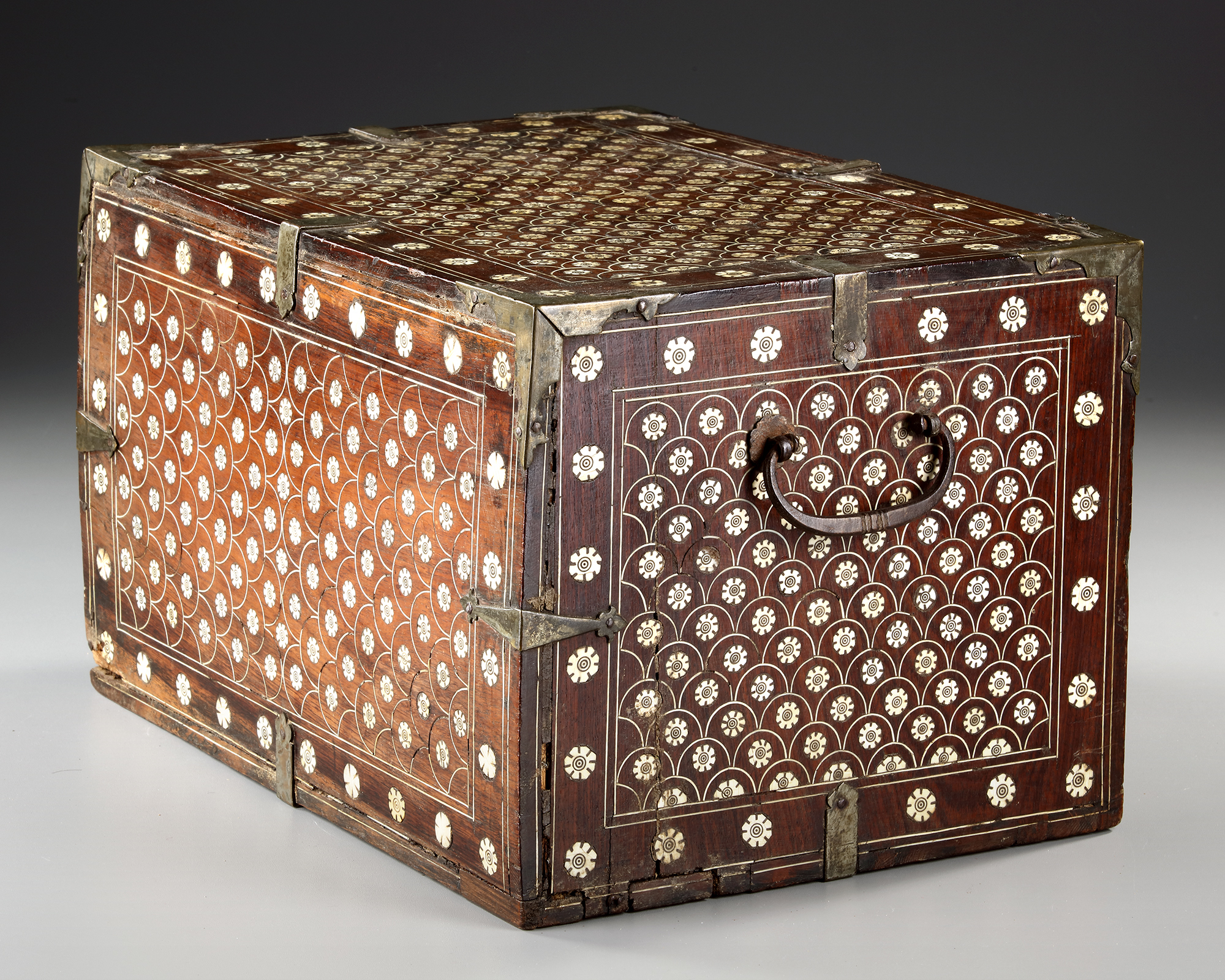 AN INDO-PORTUGUESE WOODEN AND BONE INLAID CHEST, GOA, 17TH CENTURY - Image 7 of 10