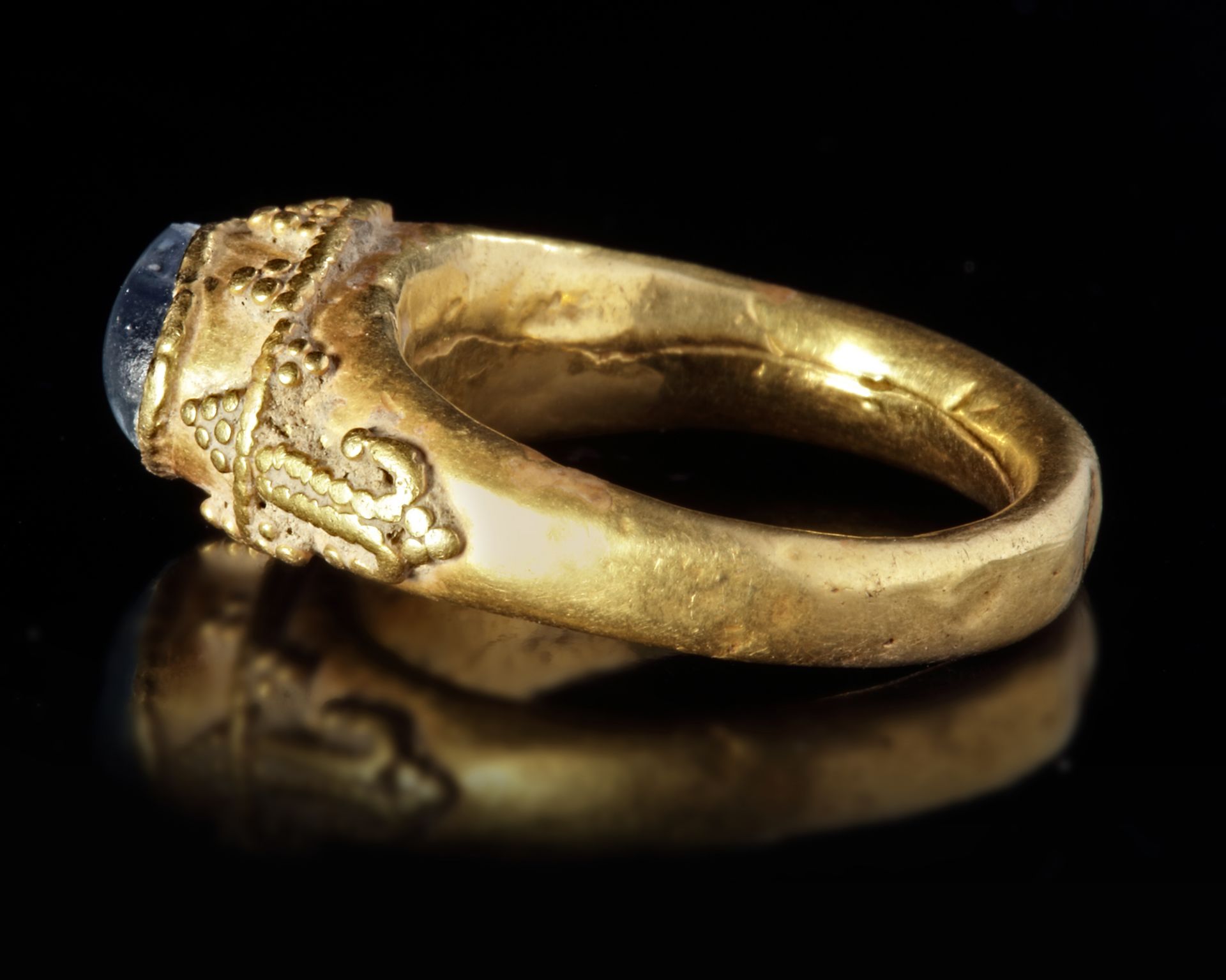 AN EARLY ISLAMIC SAPPHIRE SET GOLD RING, 10TH-11TH CENTURY - Bild 5 aus 8
