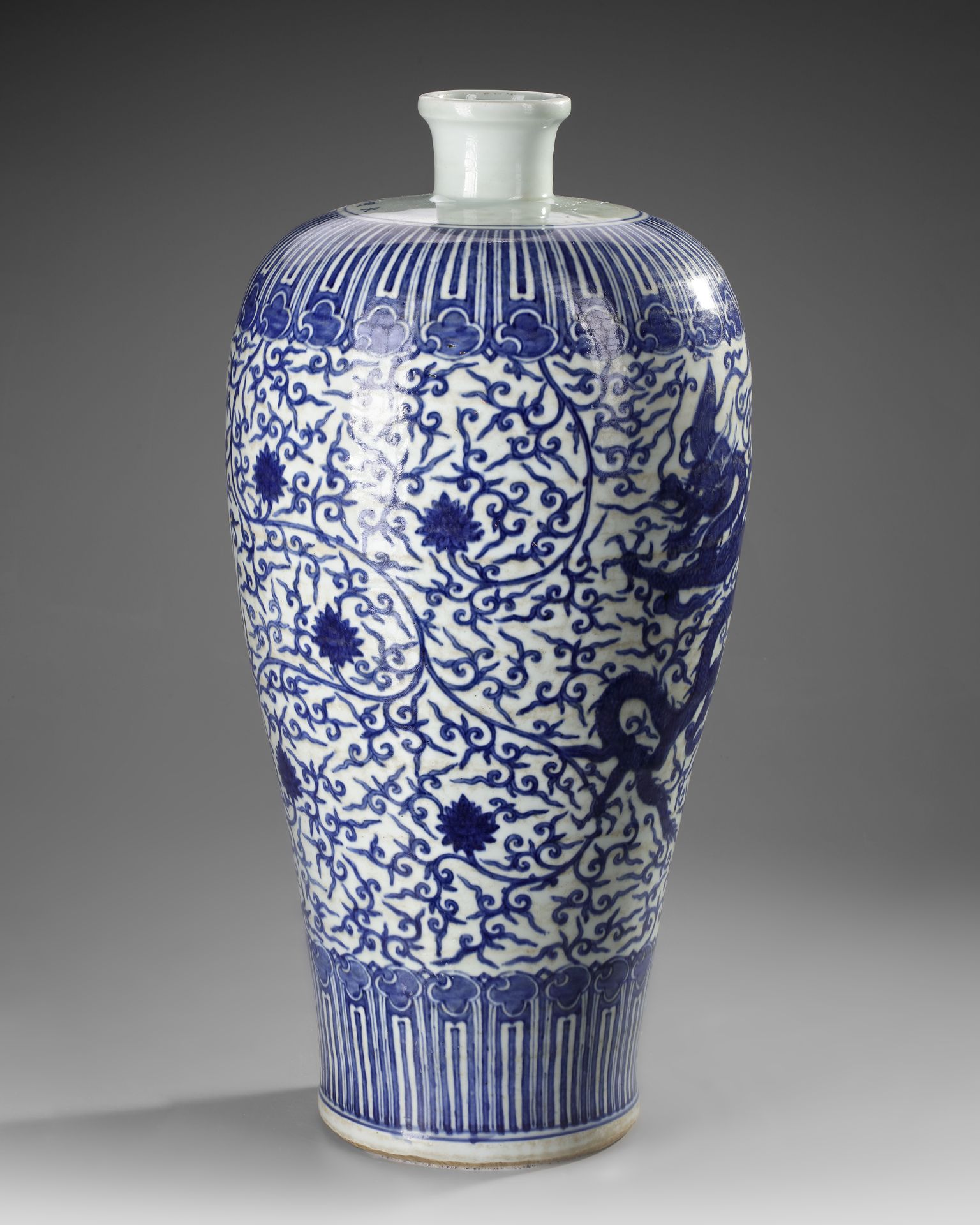 A MASSIVE BLUE AND WHITE ‘DRAGON’ VASE, MEIPING, WITH COVER - Bild 2 aus 7