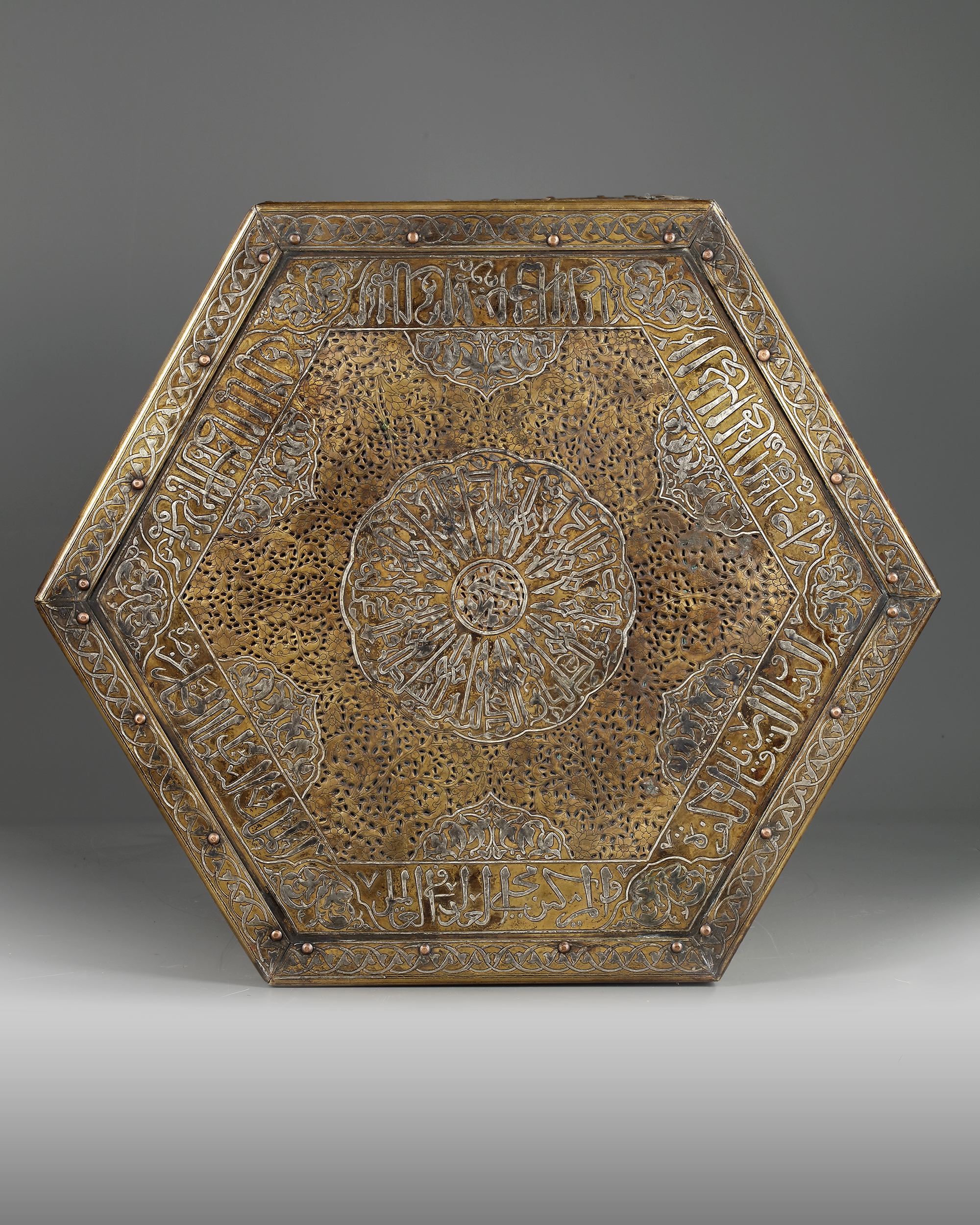 A LARGE CAIROWARE GOLD, SILVER AND COPPER INLAID BRASS KURSI, LATE 19TH CENTURY - Bild 5 aus 5