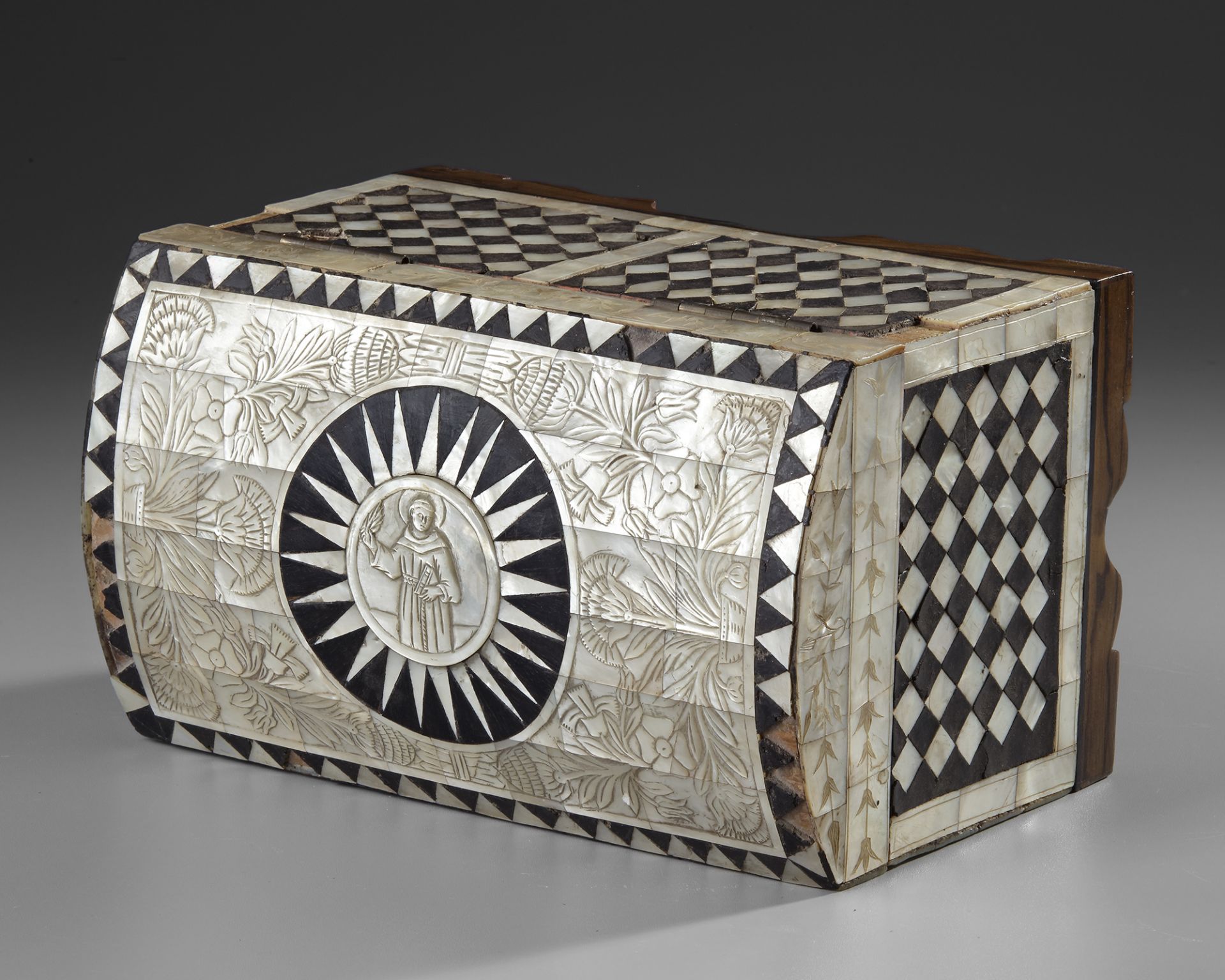 AN OTTOMAN MOTHER OF PEARL INLAID WOODEN BOX, TURKEY PROVINCES, 19TH CENTURY - Bild 5 aus 5