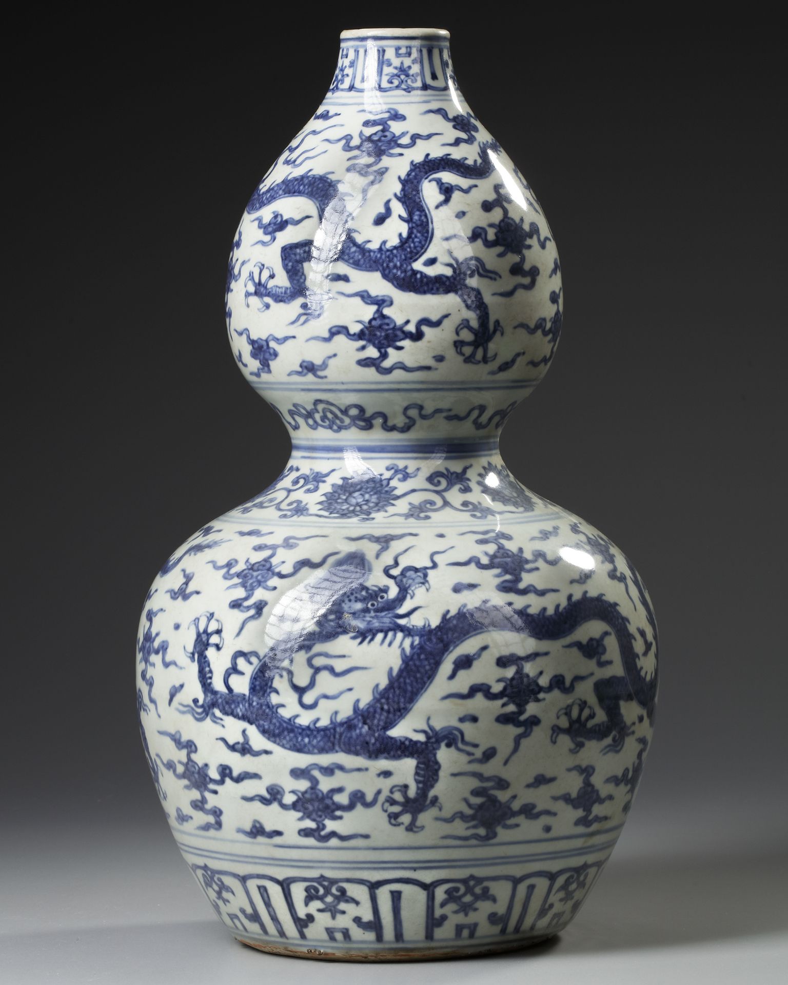 A CHINESE BLUE AND WHITE DOUBLE GOURD VASE, MING DYNASTY (1368-1644) OR LATER - Bild 2 aus 5