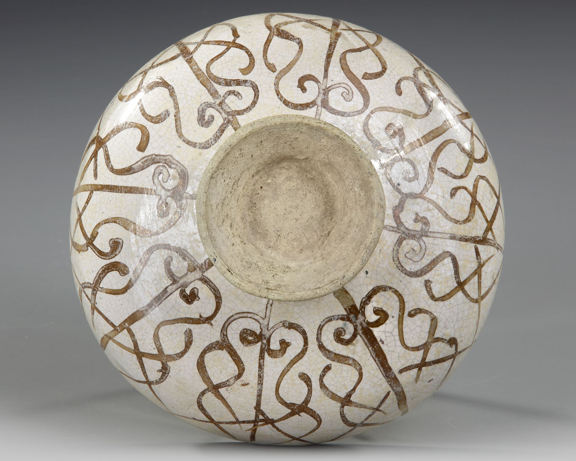A KASHAN LUSTRE POTTERY BOWL, PERSIA, LATE 12TH - EARLY 13TH CENTURY - Image 4 of 8