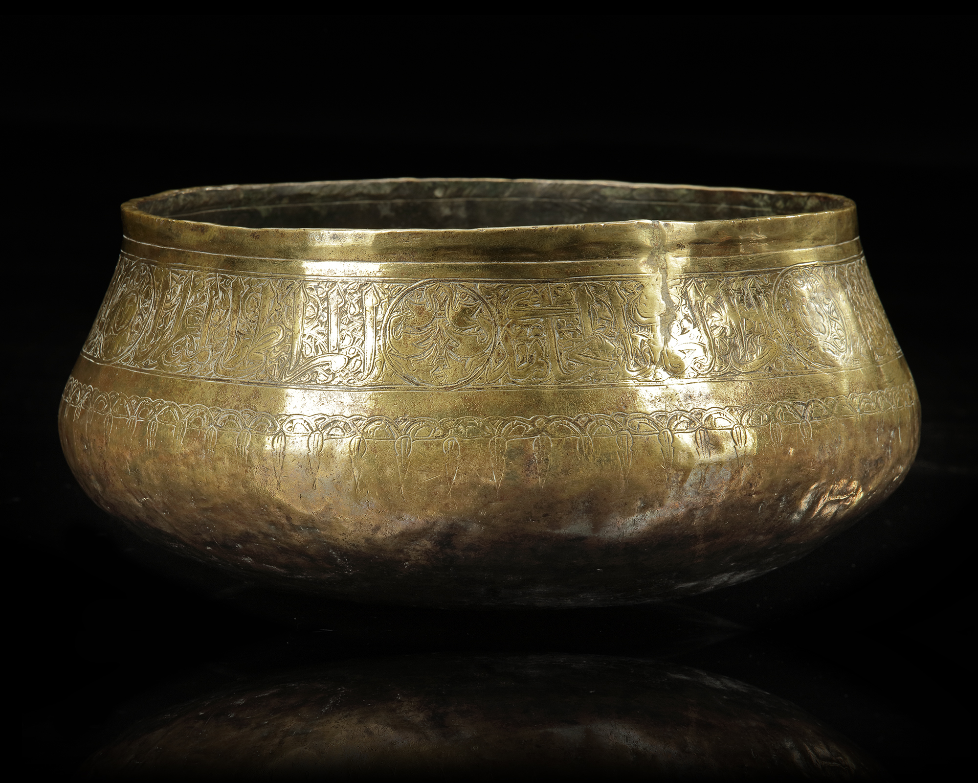 A MAMLUK BRASS BOWL WITH INSCRIPTIONS, EGYPT OR SYRIA, 14TH CENTURY - Image 2 of 4