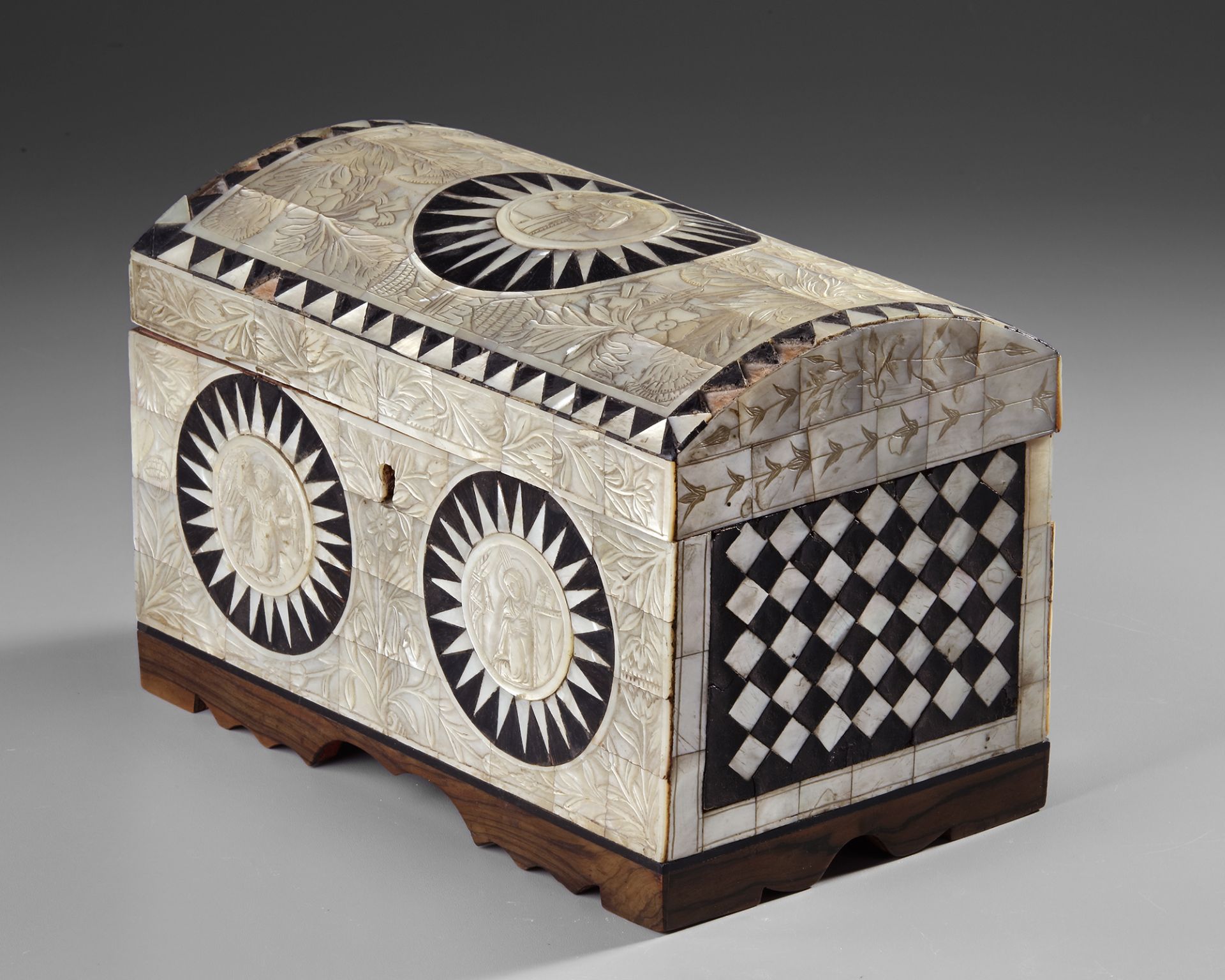 AN OTTOMAN MOTHER OF PEARL INLAID WOODEN BOX, TURKEY PROVINCES, 19TH CENTURY - Bild 3 aus 5