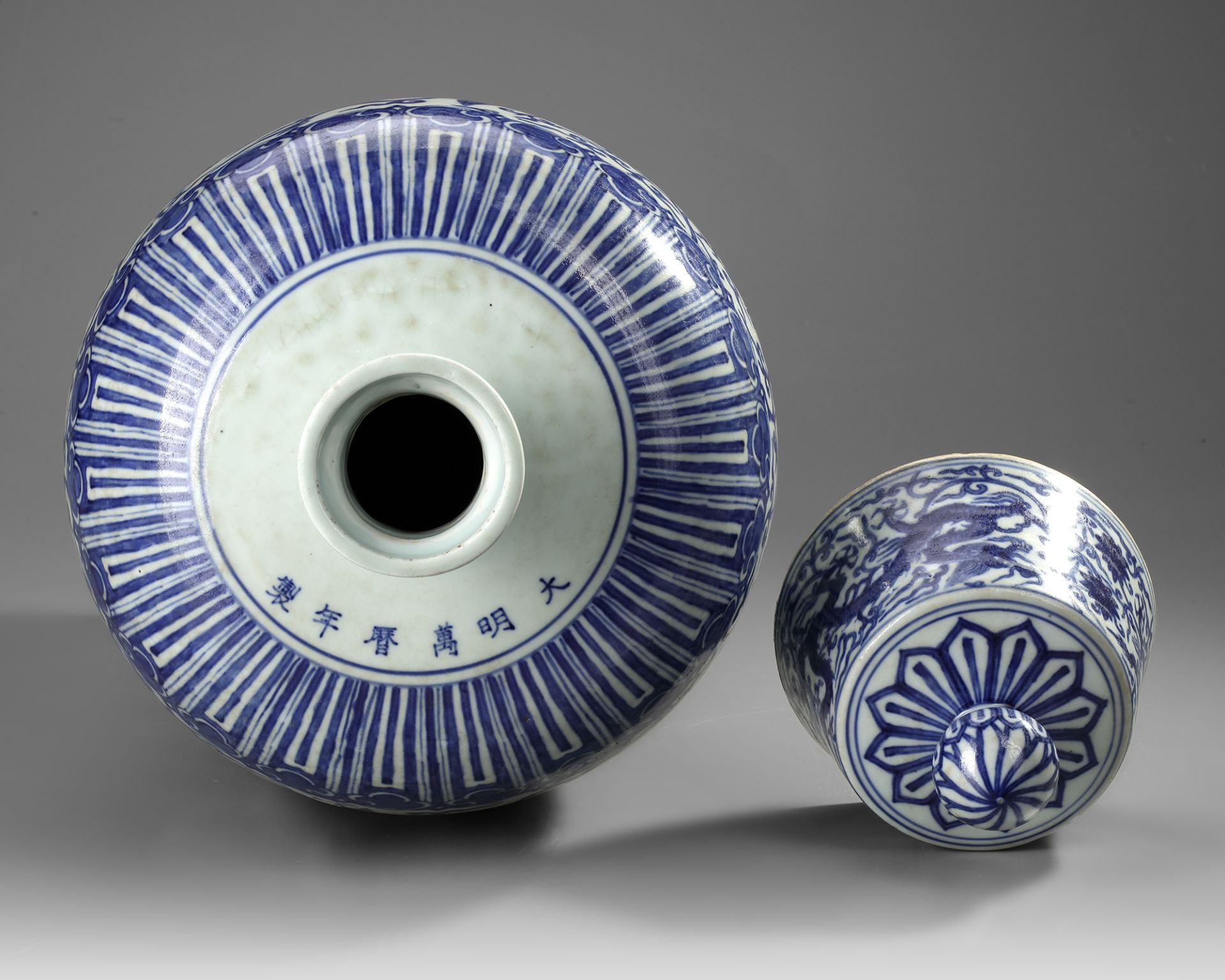 A MASSIVE BLUE AND WHITE ‘DRAGON’ VASE, MEIPING, WITH COVER - Bild 5 aus 7