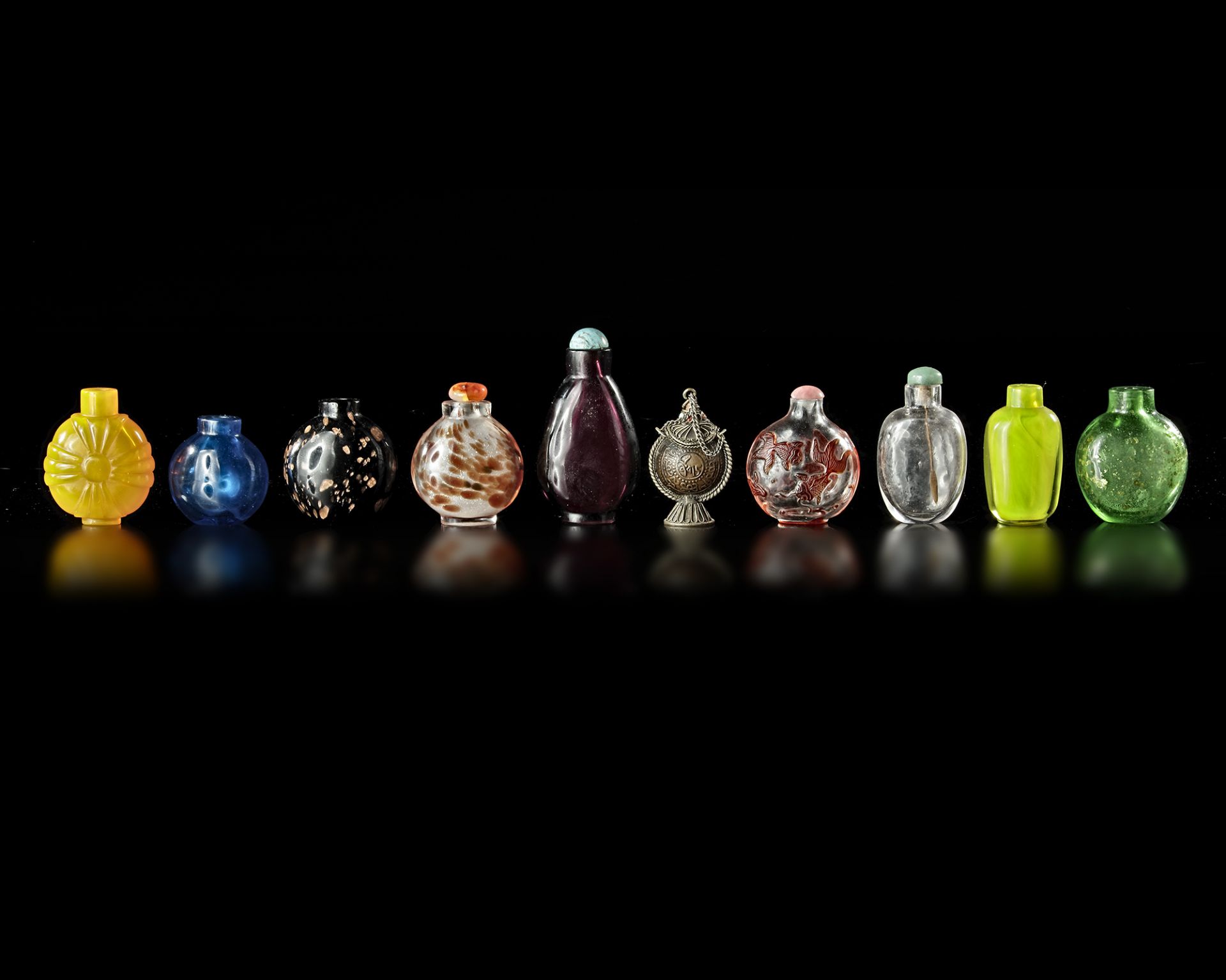 A COLLECTION OF 10 SNUFF BOTTLES IN VARIOUS MATERIALS, QING DYNASTY (1644-1911) - Bild 2 aus 2