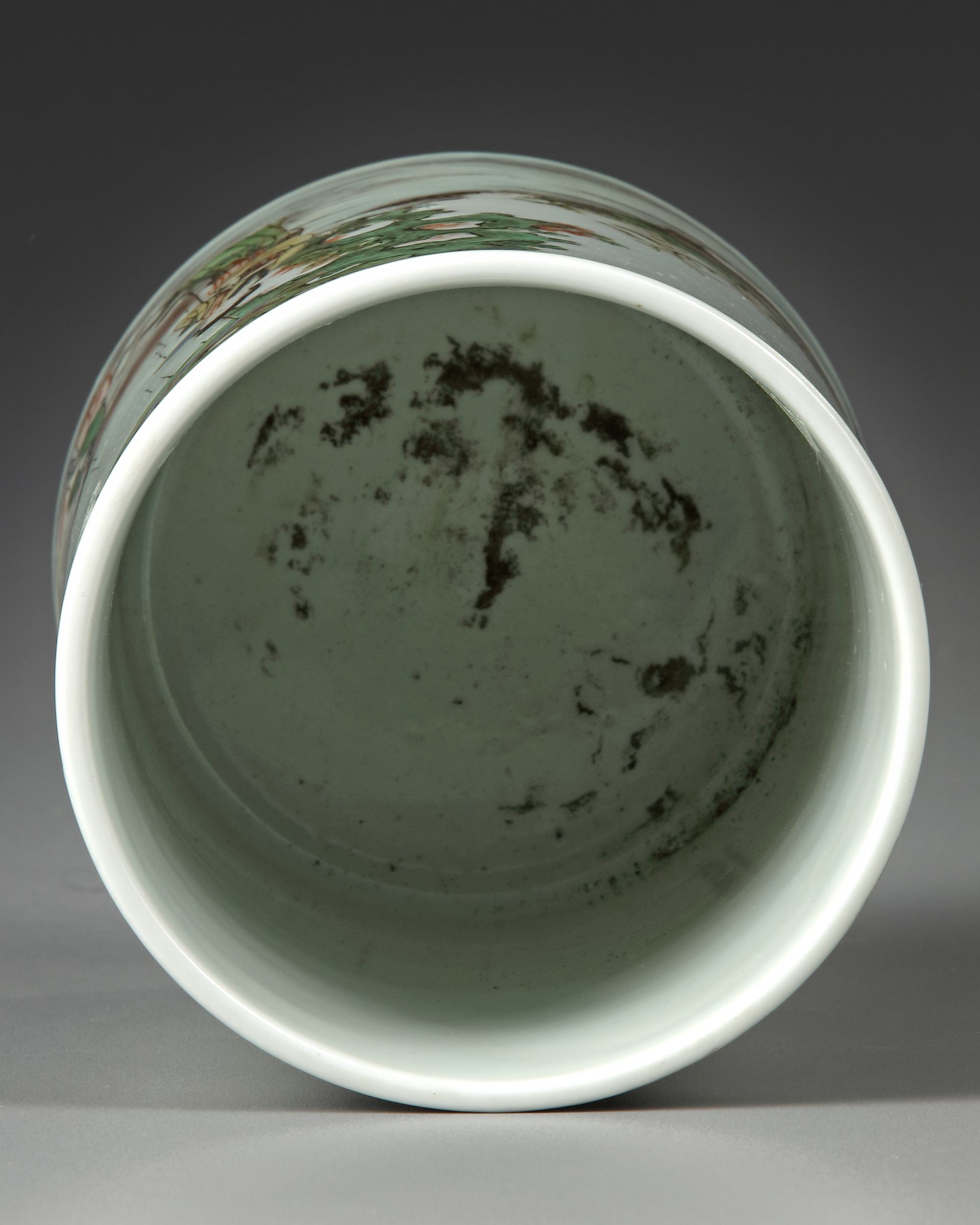 A CHINESE FAMILLE VERTE BRUSH POT, 19TH CENTURY - Image 3 of 4