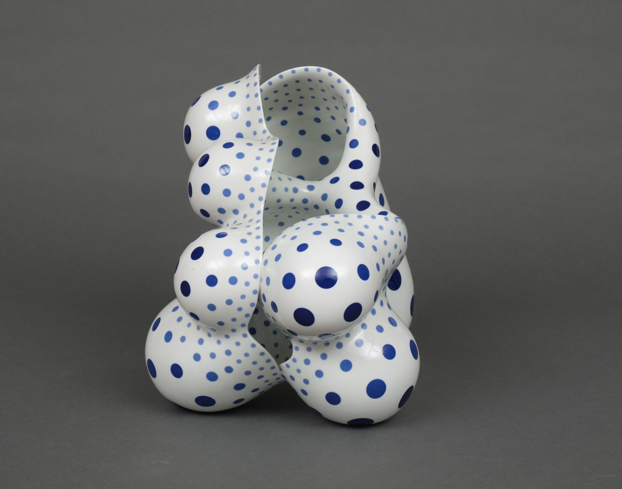 A LARGE PORCELAIN BIOMORPHIC SCULPTURE BY HARUMI NAKASHIMA, 2011 - Image 3 of 6