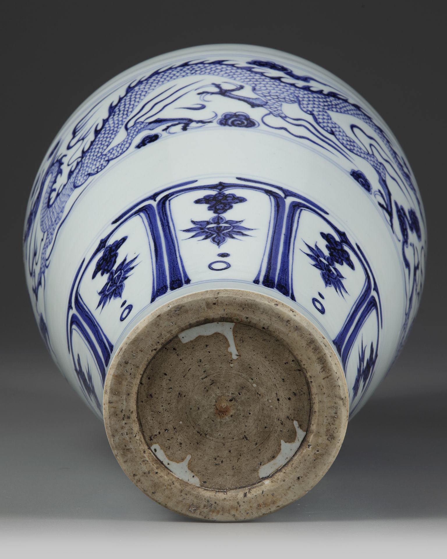 A LARGE CHINESE BLUE AND WHITE MEIPING VASE, YUAN DYNASTY (1271-1368) OR LATER - Bild 4 aus 4