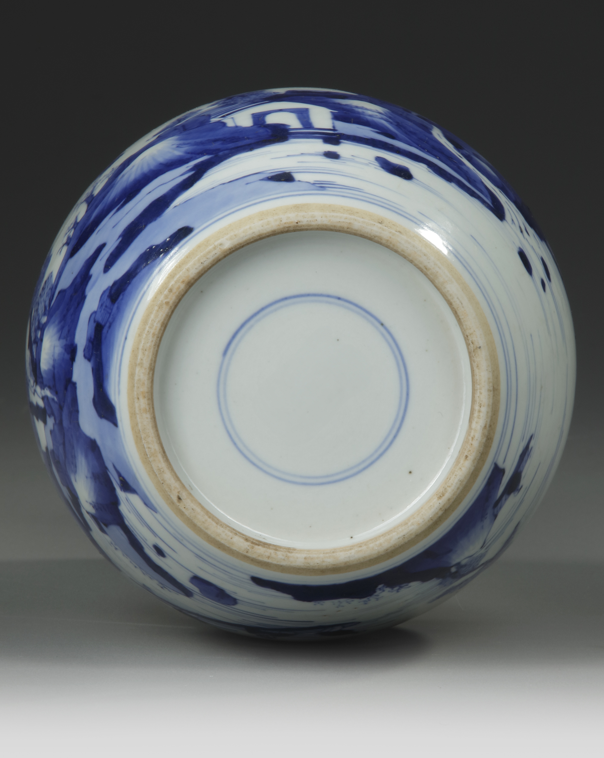 A CHINESE BLUE AND WHITE BOTTLE VASE, QING DYNASTY (1644-1911) - Image 4 of 4