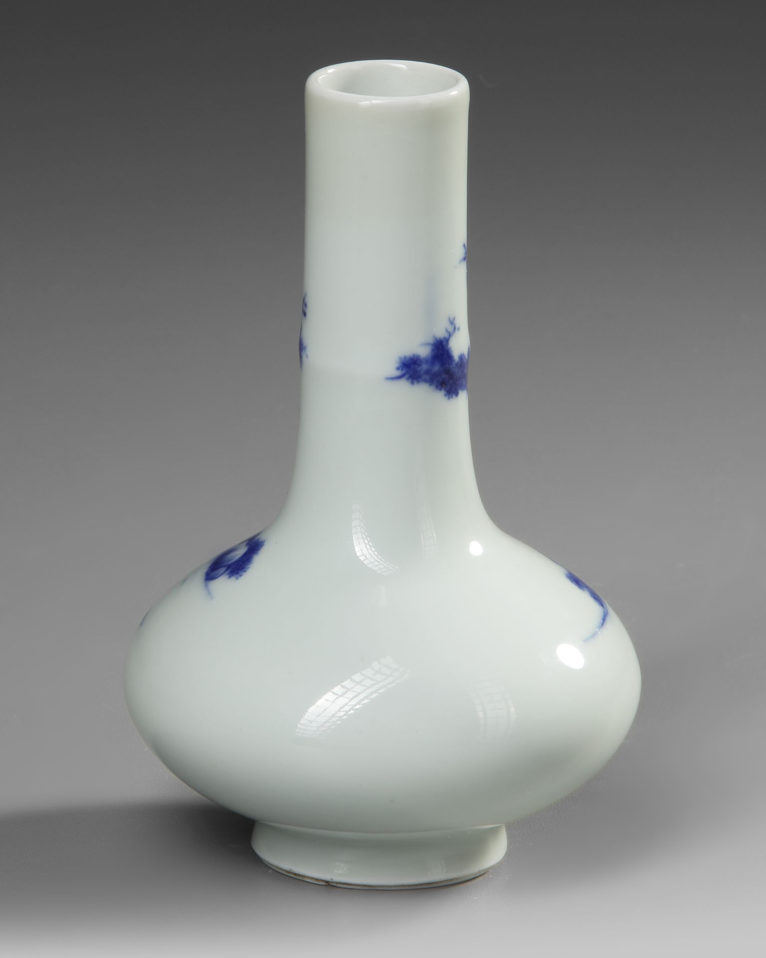 A SMALL CHINESE BLUE AND WHITE VASE, 19TH-20TH CENTURY - Bild 2 aus 4