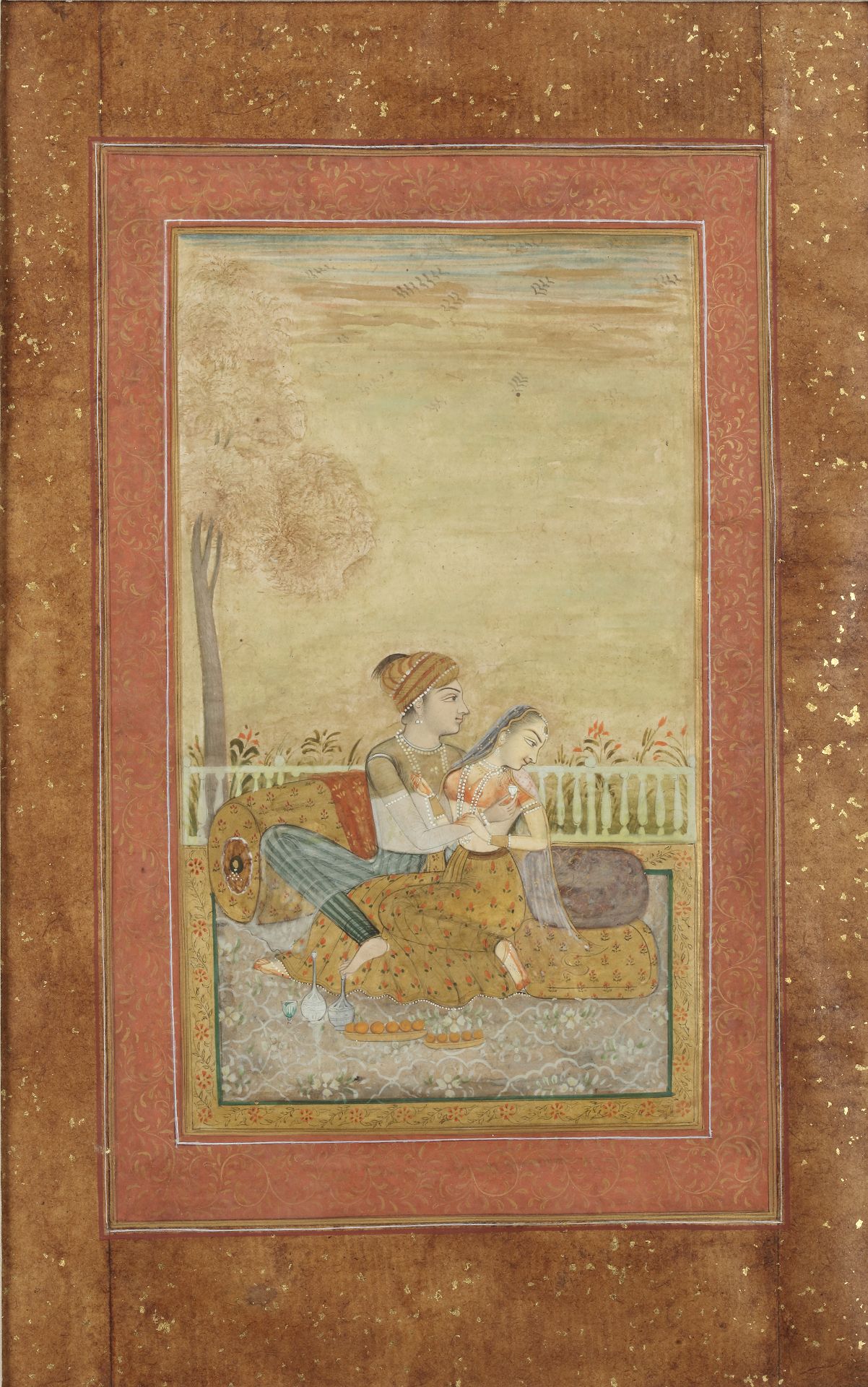 A COUPLE EMBRACING ON A TERRACE, NORTH INDIA, CIRCA 19TH CENTURY - Bild 2 aus 4