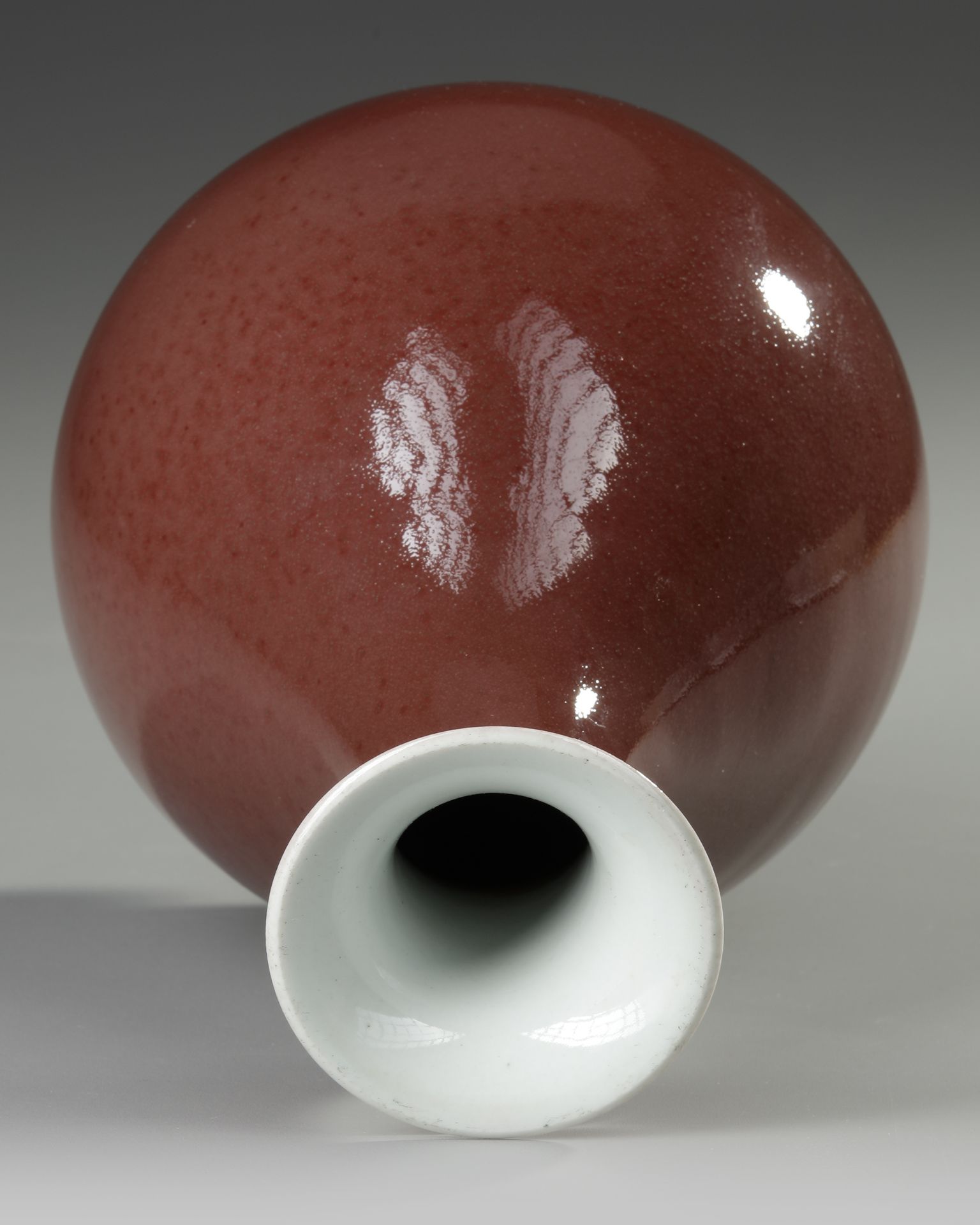 A CHINESE COPPER-RED GLAZED PEAR-SHAPED VASE, 19TH CENTURY - Bild 4 aus 4