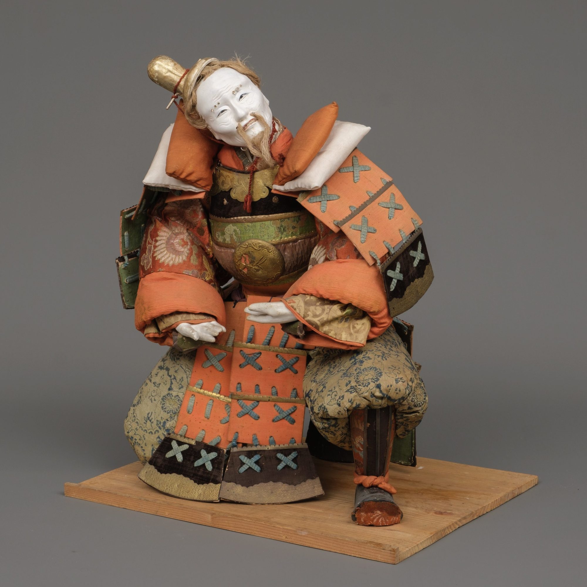 A LARGE JAPANESE HAND-CRAFTED WARRIOR DOLL, 18TH CENTURY - Image 2 of 6