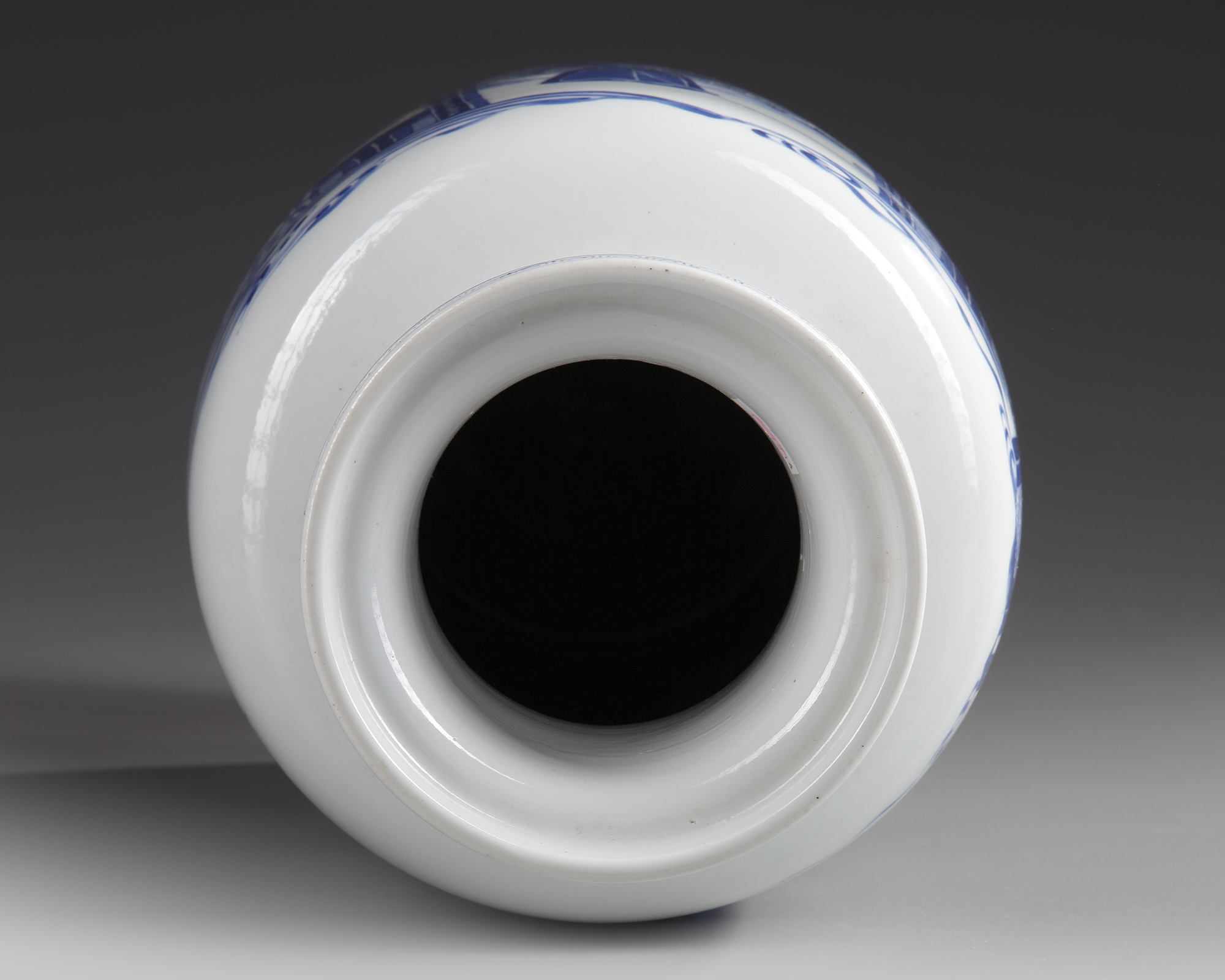 A CHINESE BLUE AND WHITE ROULEAU VASE, QING DYNASTY (1644-1911) - Image 3 of 4