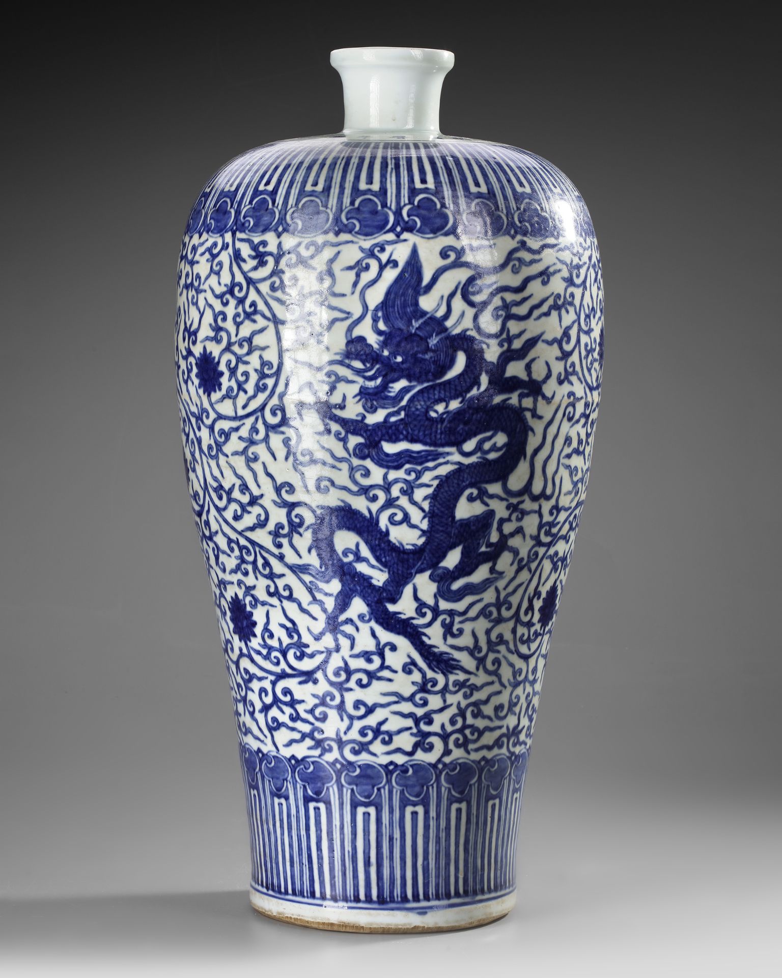 A MASSIVE BLUE AND WHITE ‘DRAGON’ VASE, MEIPING, WITH COVER - Bild 3 aus 7