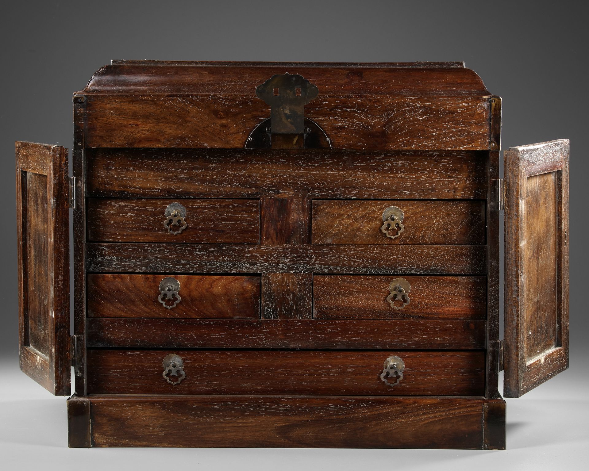 A CHINESE WOODEN CHEST, GUANPIXIANG, LATE 19TH CENTURY EARLY 20TH CENTURY - Bild 4 aus 6