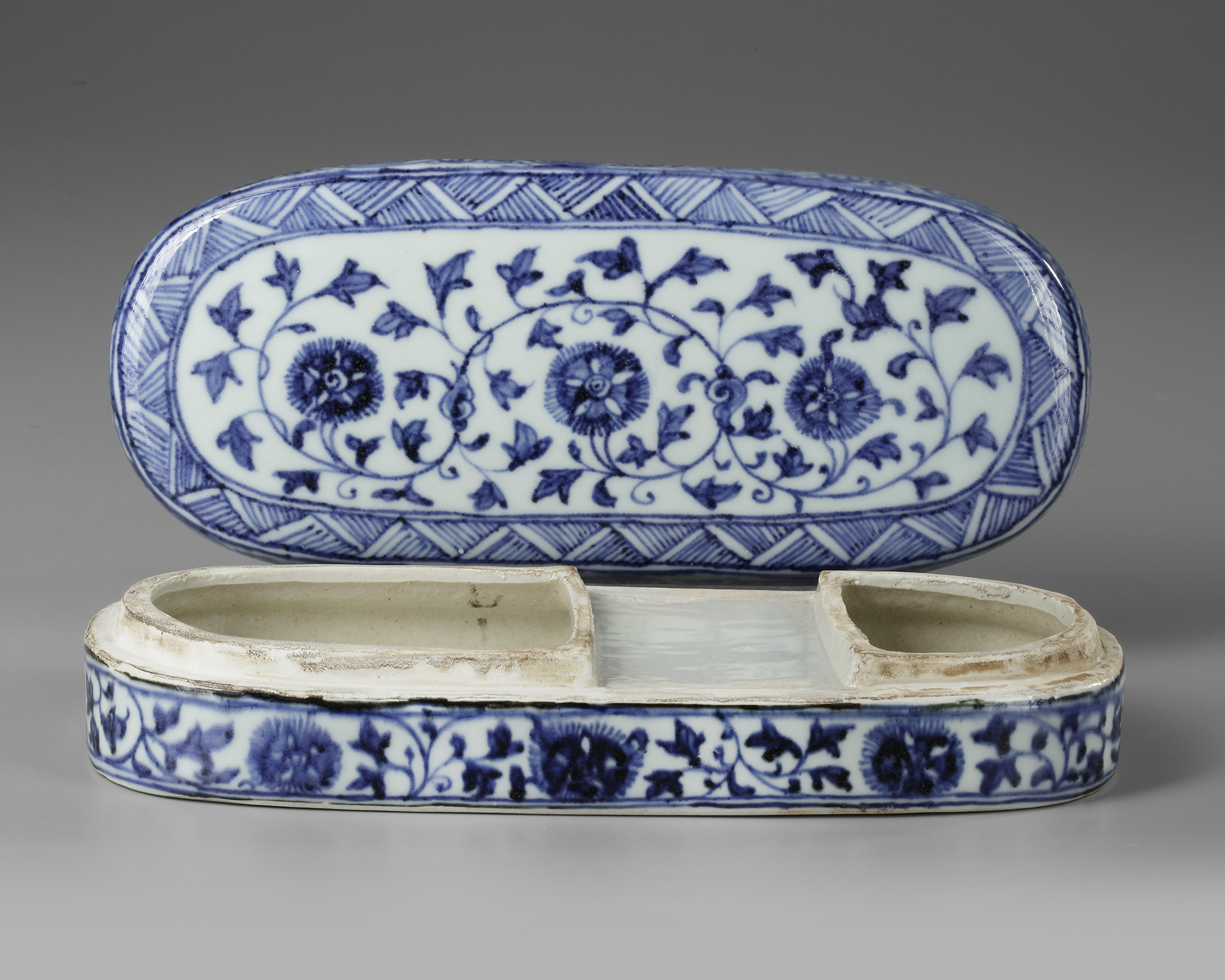 A CHINESE BLUE AND WHITE PEN BOX FOR THE ISLAMIC MARKET, QING DYNASTY (1644-1911) - Image 3 of 5