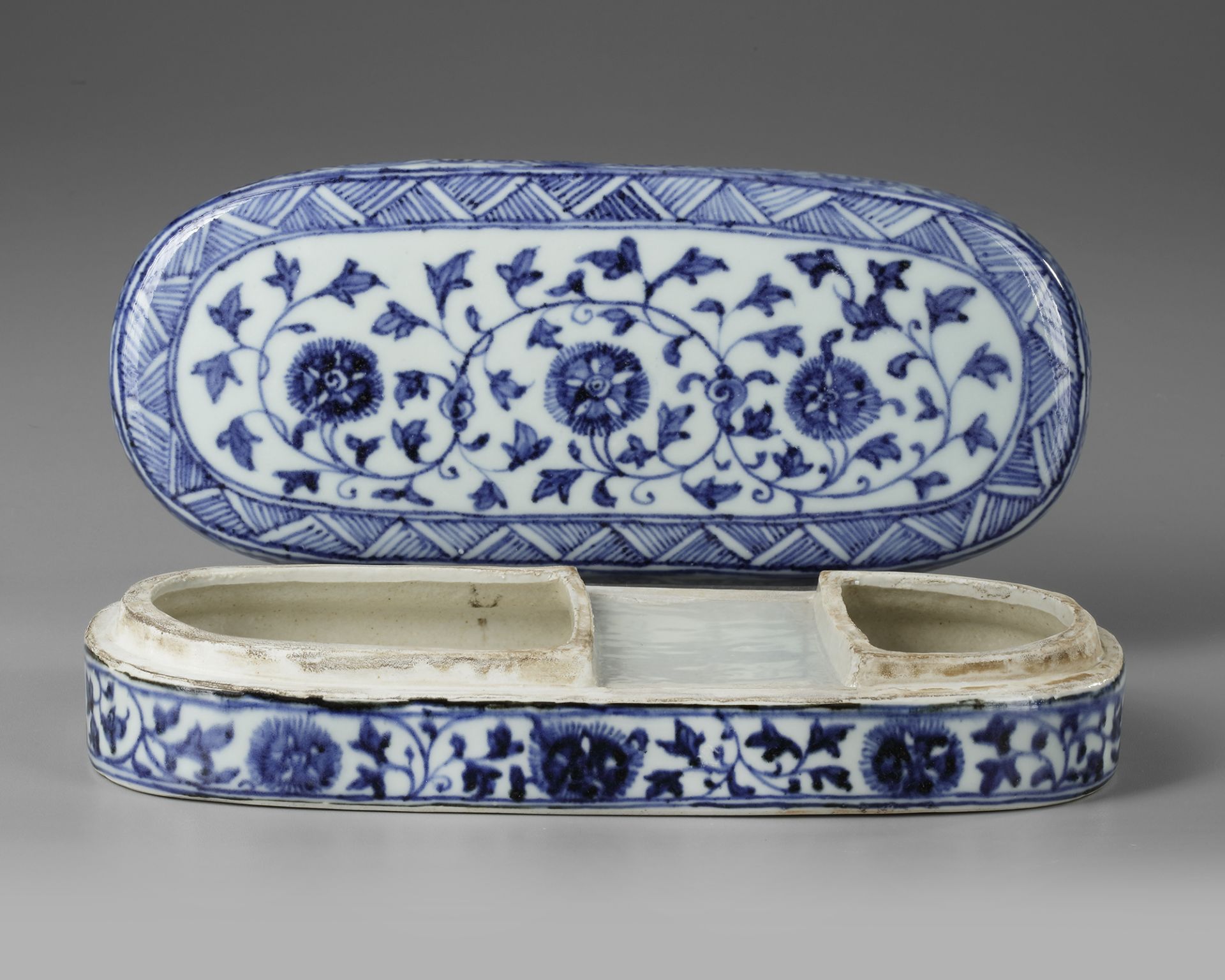 A CHINESE BLUE AND WHITE PEN BOX FOR THE ISLAMIC MARKET, QING DYNASTY (1644-1911) - Bild 3 aus 5