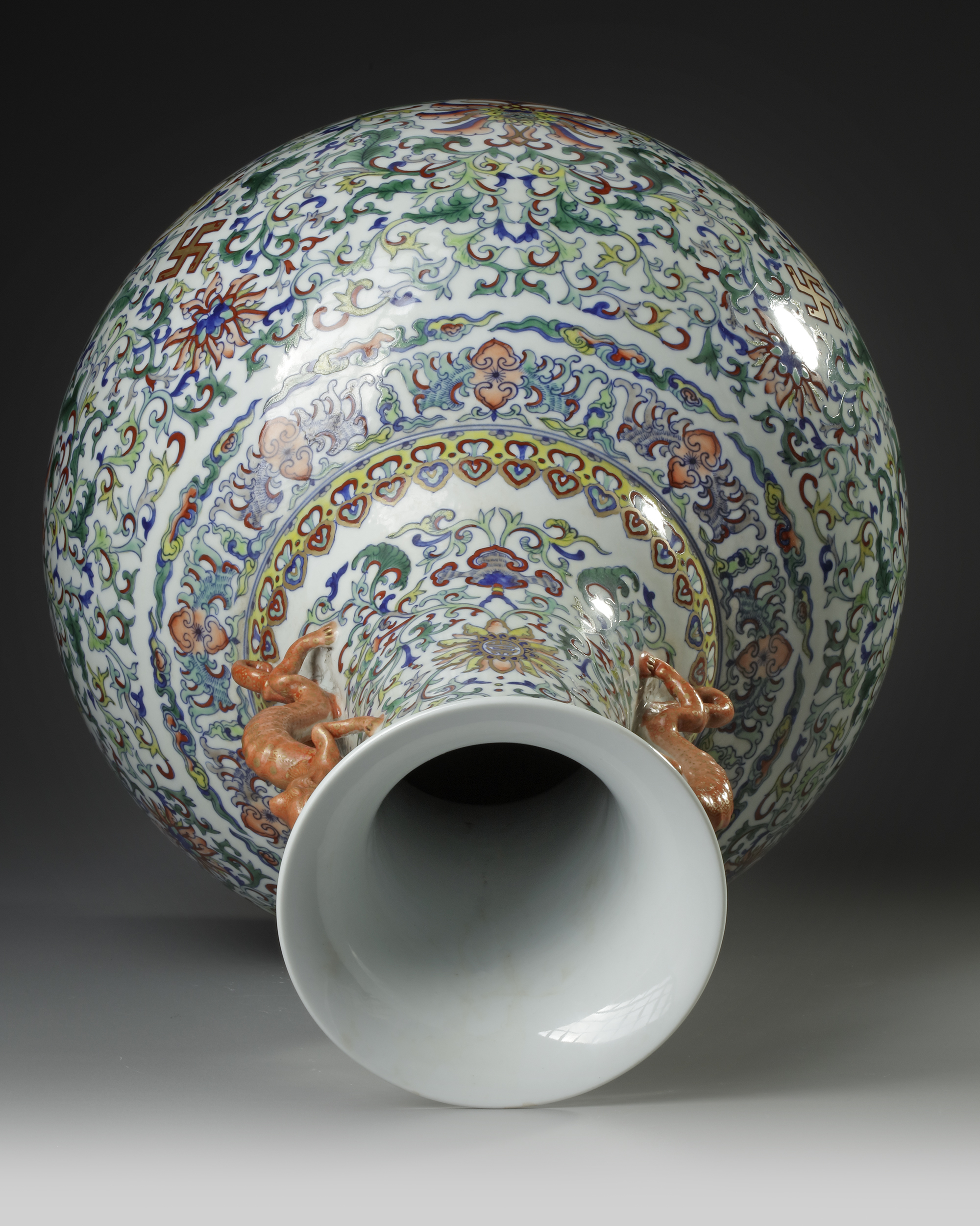 A LARGE CHINESE DOUCAI BOTTLE VASE, 19TH-20TH CENTURY - Image 4 of 5