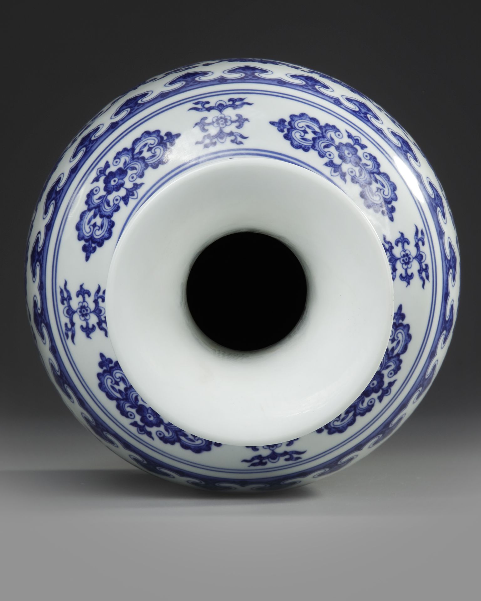 A CHINESE BLUE AND WHITE VASE, 19TH-20TH CENTURY - Image 3 of 4
