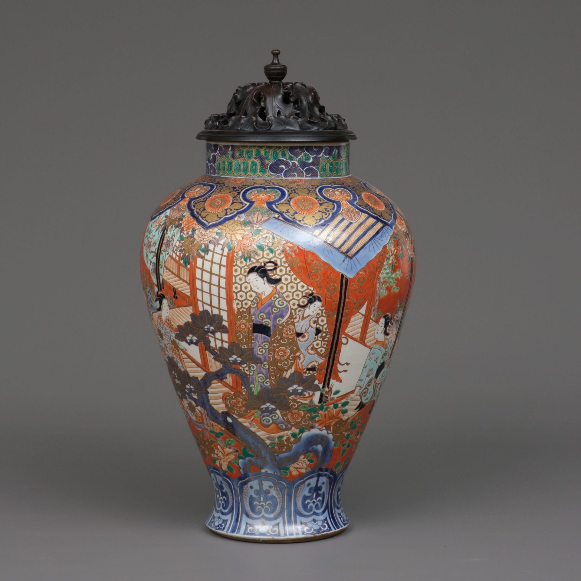 A LARGE JAPANESE IMARI-VERTE PORCELAIN VASE, SECOND HALF 19TH CENTURY (EARLY MEIJI PERIOD) - Bild 6 aus 6