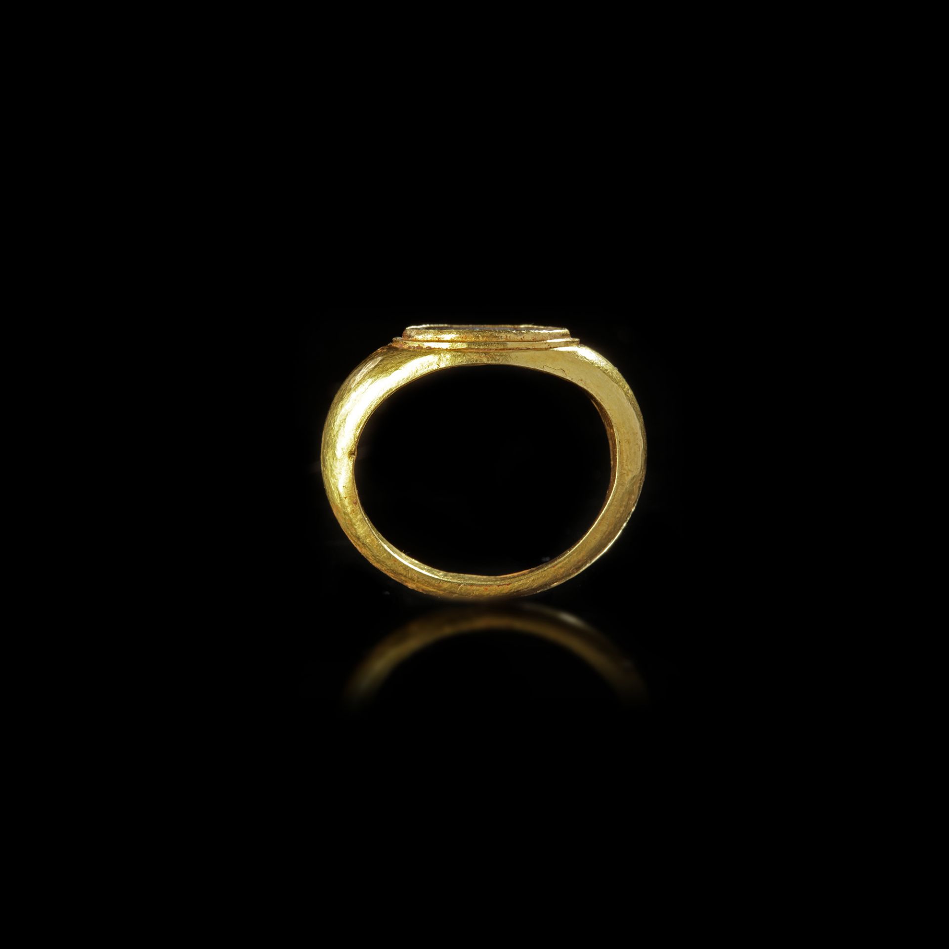 A ROMAN GOLD RING WITH AN INTAGLIO OF FORTUNA, 1ST-2ND CENTURY AD - Bild 5 aus 5