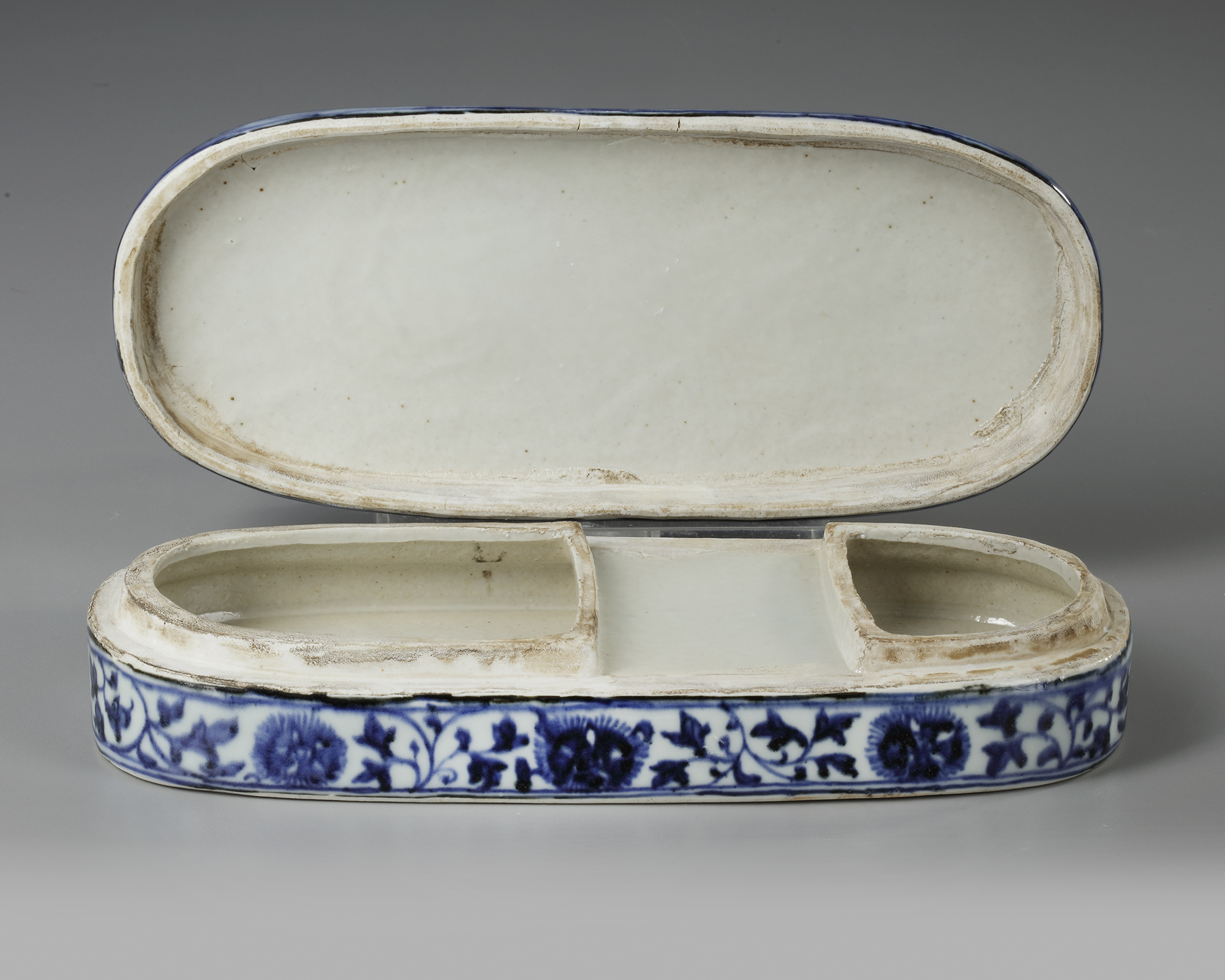 A CHINESE BLUE AND WHITE PEN BOX FOR THE ISLAMIC MARKET, QING DYNASTY (1644-1911) - Image 4 of 5
