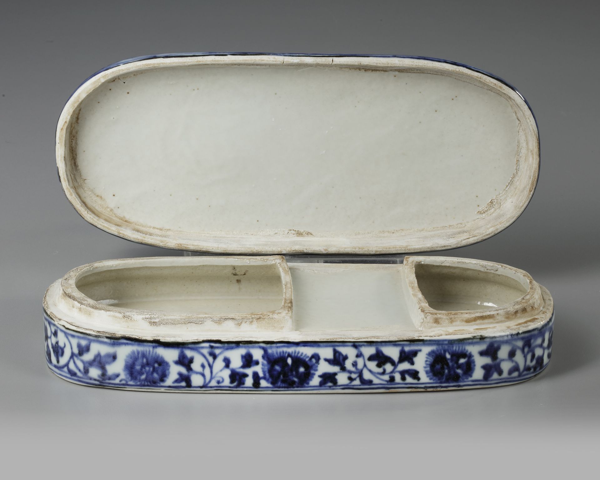 A CHINESE BLUE AND WHITE PEN BOX FOR THE ISLAMIC MARKET, QING DYNASTY (1644-1911) - Bild 4 aus 5