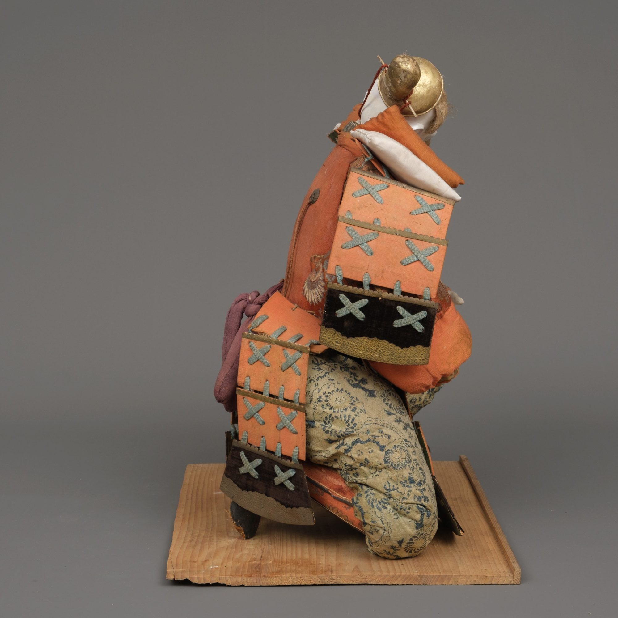 A LARGE JAPANESE HAND-CRAFTED WARRIOR DOLL, 18TH CENTURY - Image 3 of 6