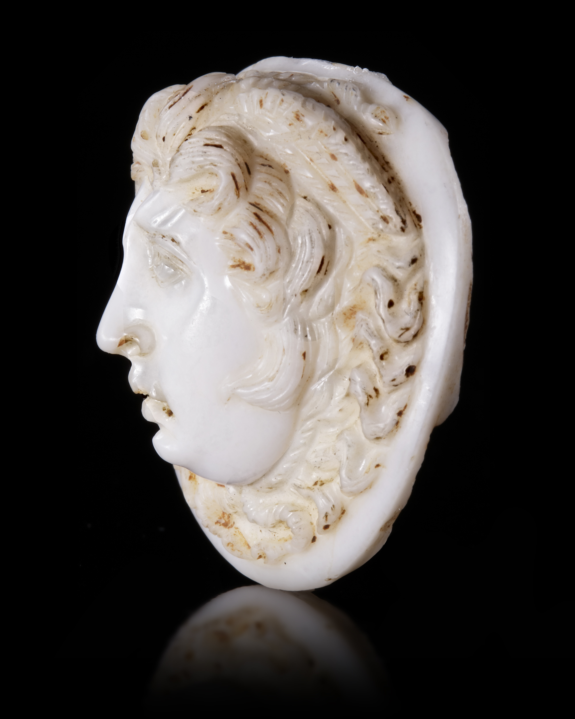 A LARGE WHITE ROMAN AGATE CAMEO WITH THE HEAD OF MEDUSA, 2ND-3RD CENTURY AD - Image 2 of 3