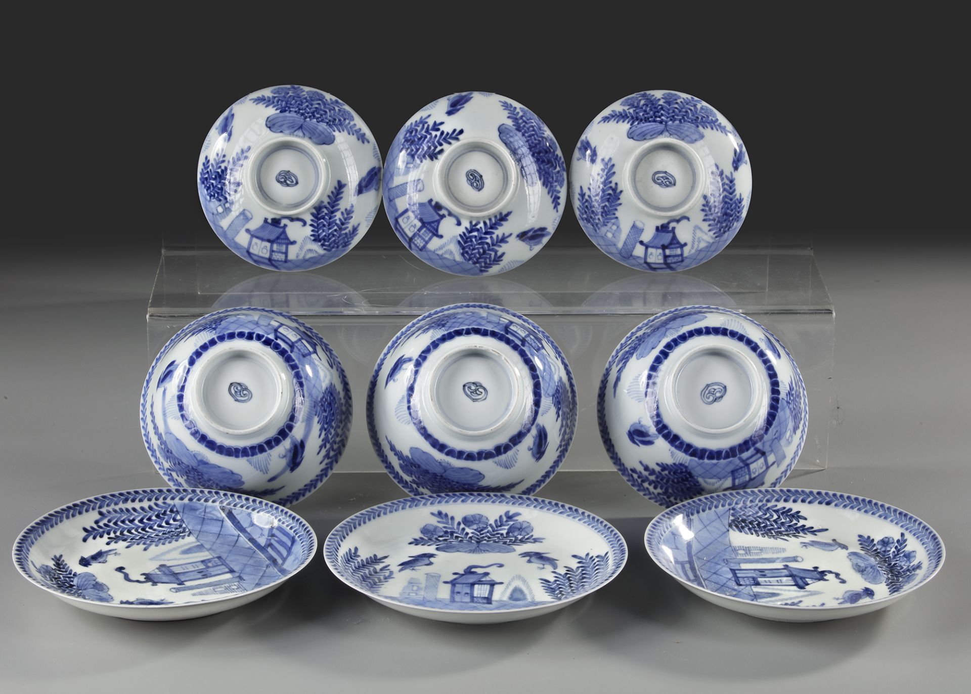 THREE CHINESE BLUE AND WHITE 'CUCKOO IN THE HOUSE' BOWL, COVERS AND SAUCERS, 18TH-19TH CENTURY - Bild 4 aus 4