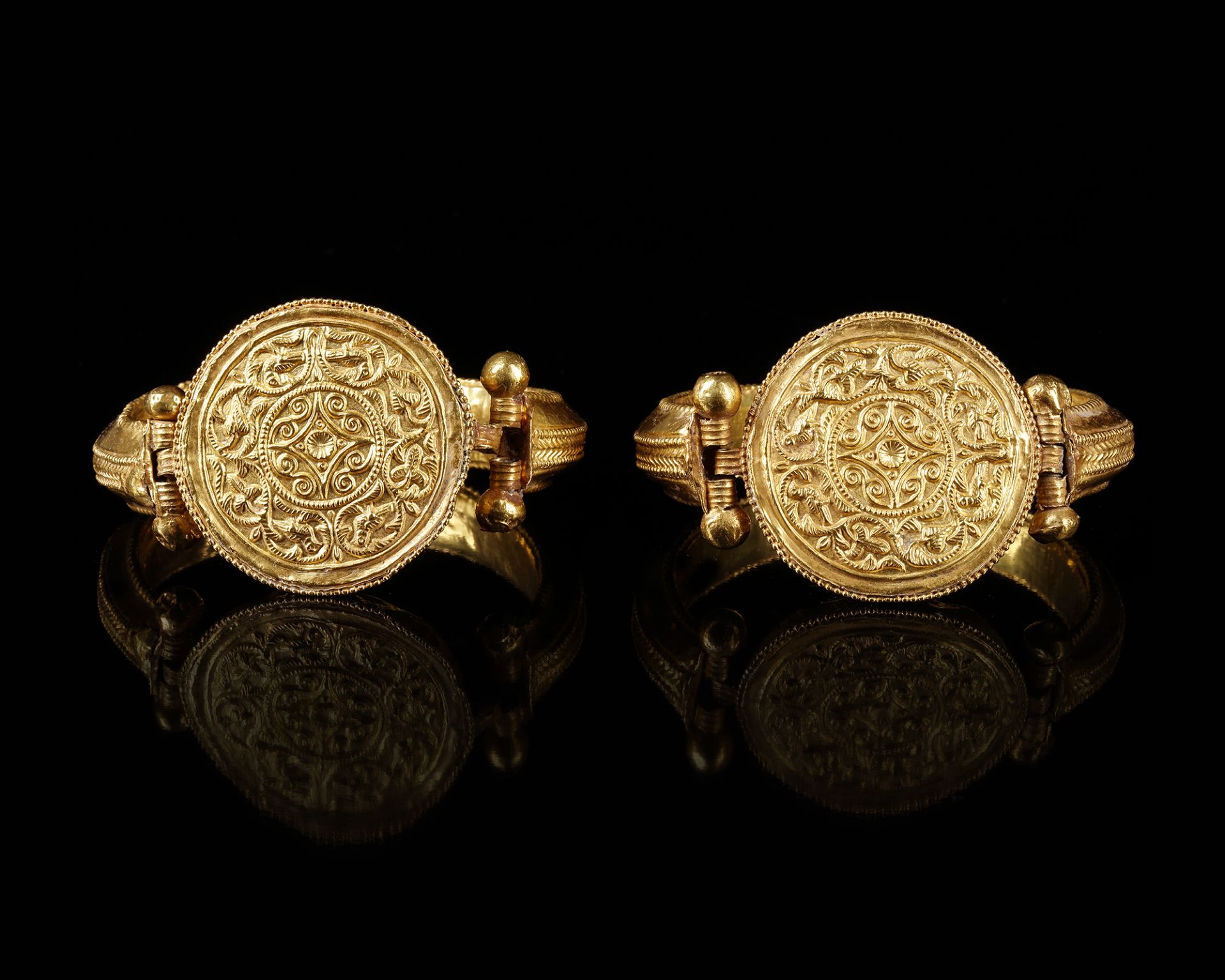 A RARE PAIR OF A FATIMID GOLD BRACELETS, POSSIBLY SYRIA, 11TH CENTURY