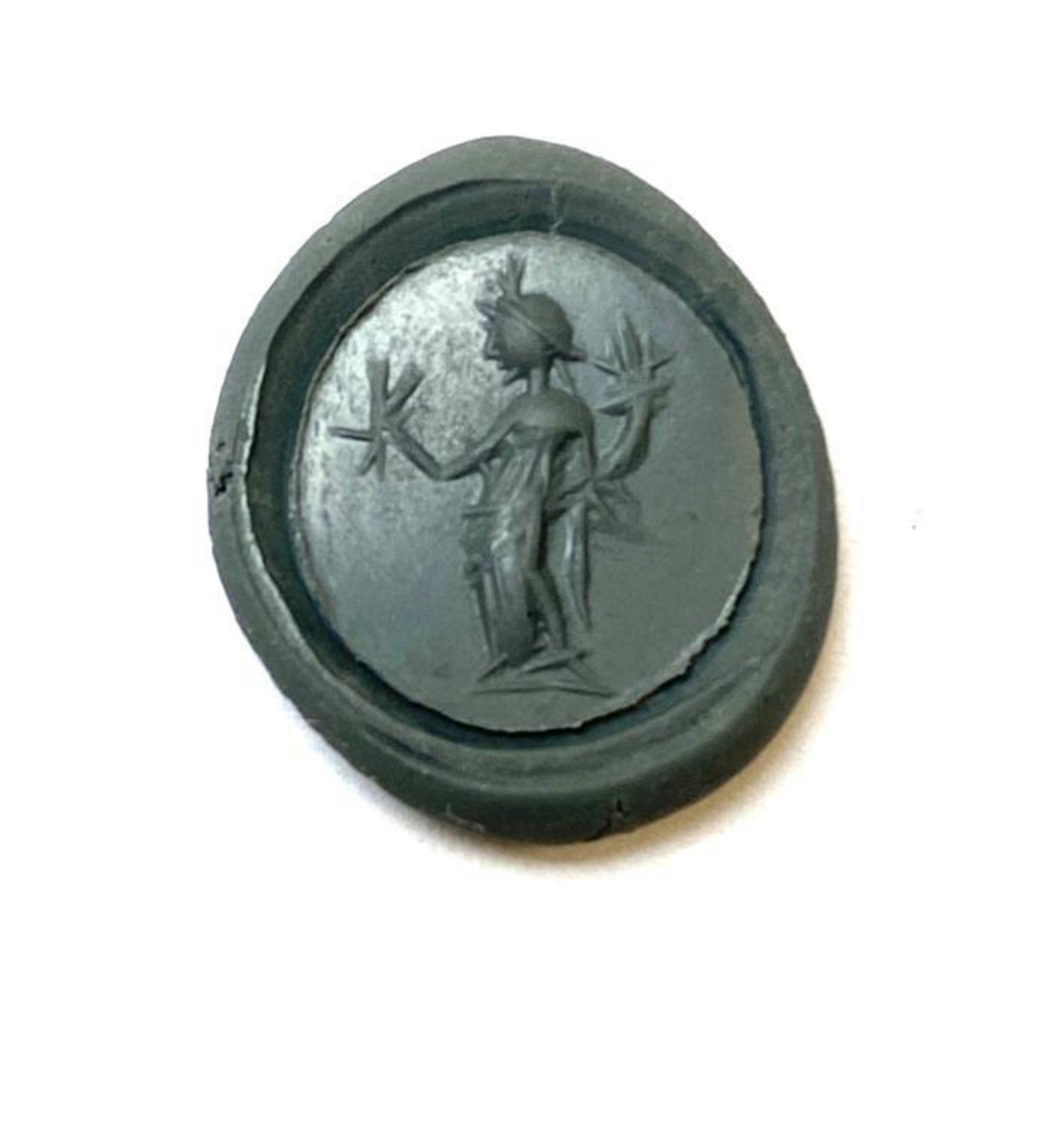 A ROMAN GOLD RING WITH AN INTAGLIO OF FORTUNA, 1ST-2ND CENTURY AD - Image 2 of 5