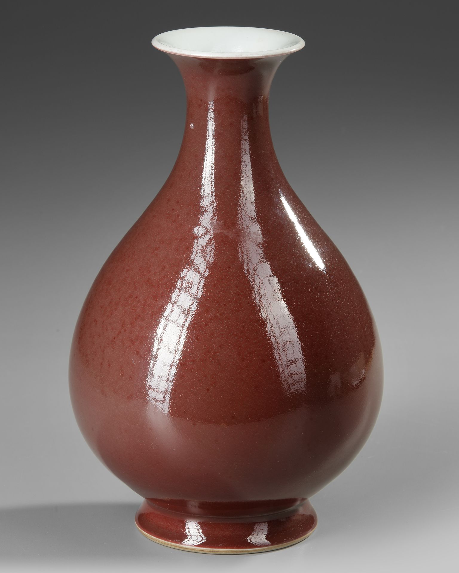 A CHINESE COPPER-RED GLAZED PEAR-SHAPED VASE, 19TH CENTURY - Bild 2 aus 4