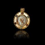 A ROMAN GOLD PENDANT WITH A CAMEO INLAY, 1ST-2ND CENTURY AD