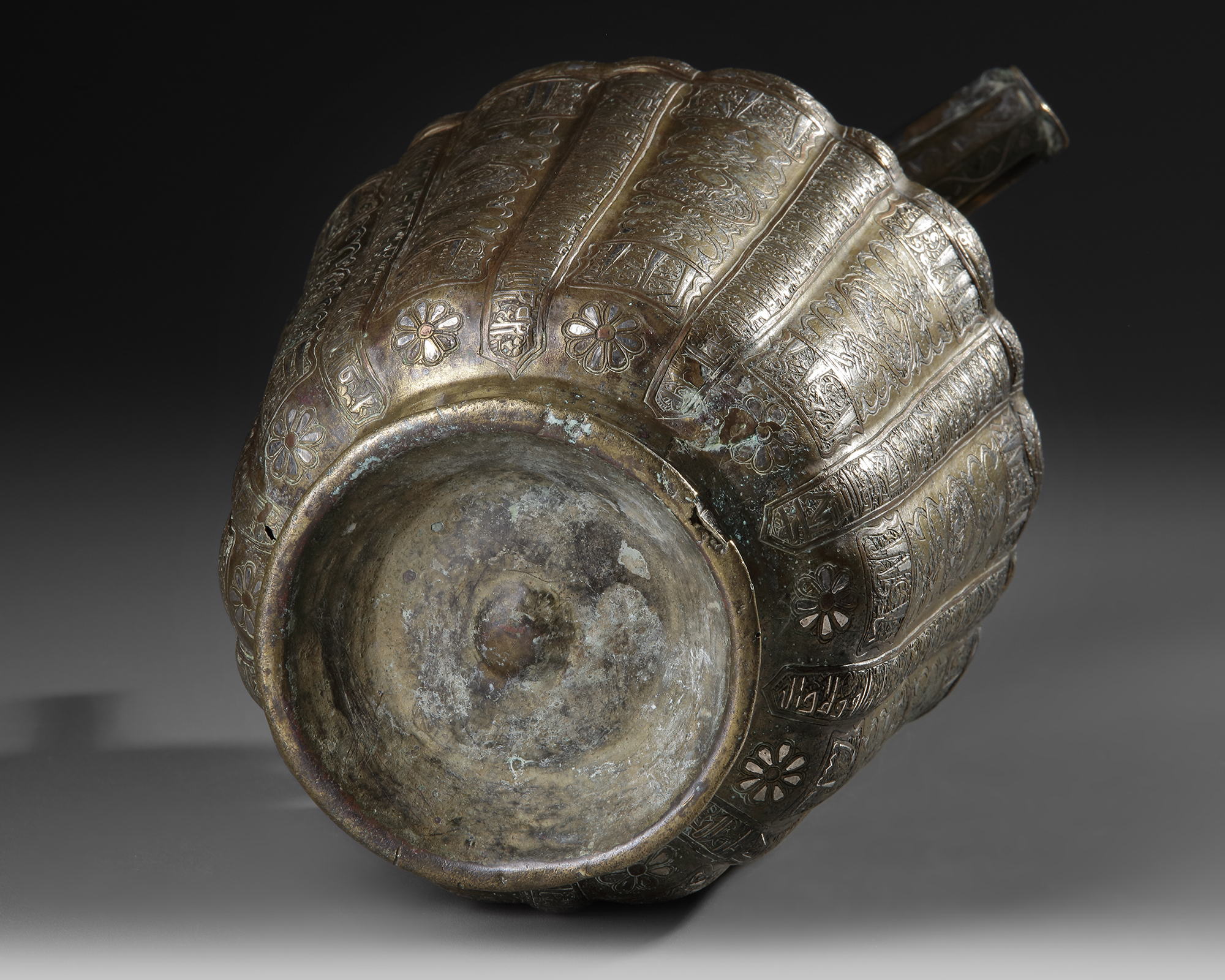 A SILVER AND COPPER INLAID EWER, 12TH CENTURY - Image 19 of 30